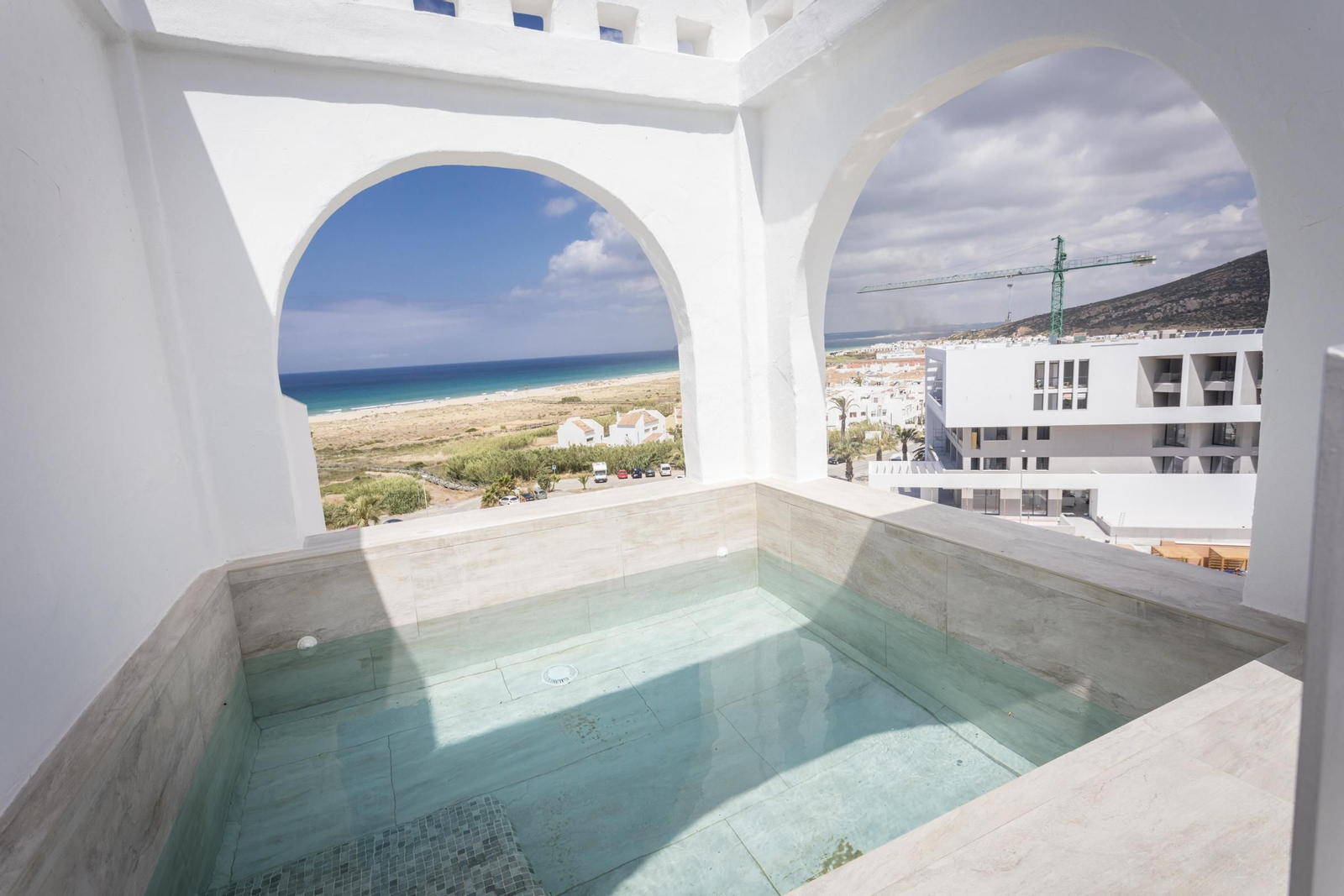 El hotel Zahara Beach & Spa, en imágenes