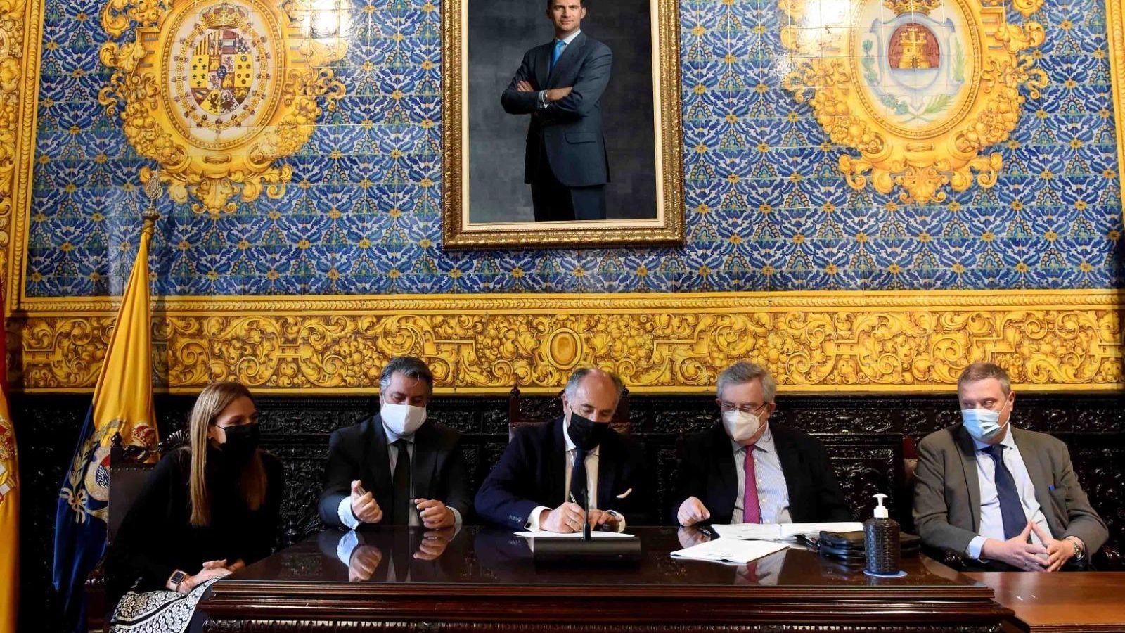 Firma del contrato de venta del centro cívico y el local de la plaza Omeyas