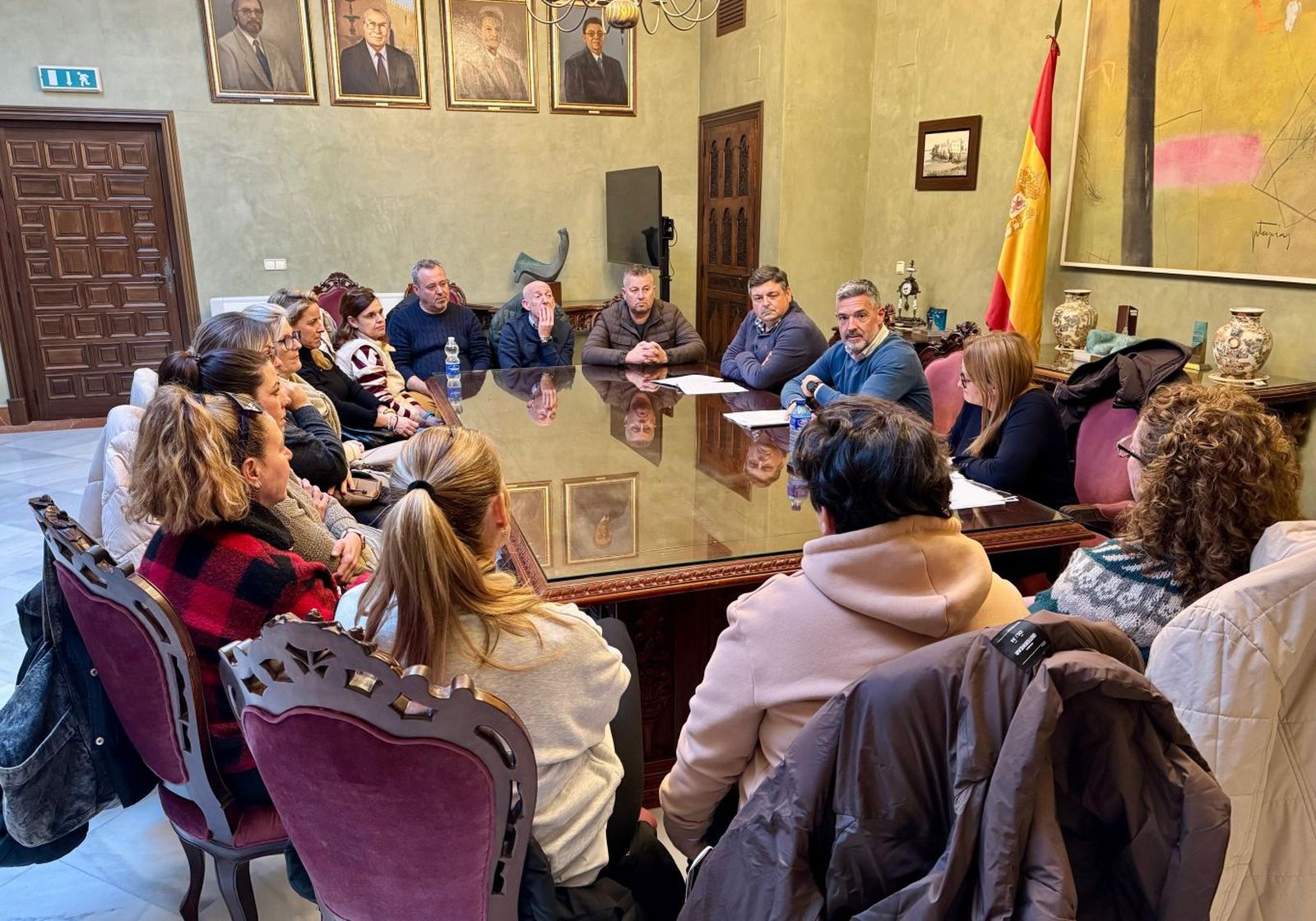 Reunión de miembros del equipo de gobierno con trabajadores de supermercados.