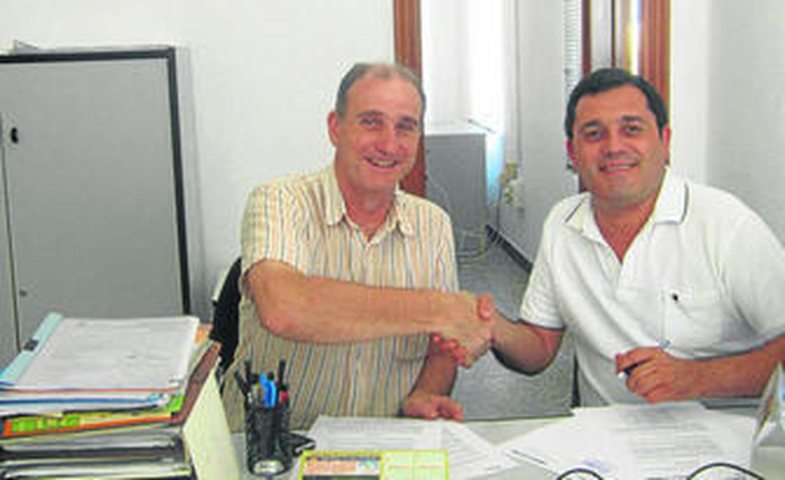 Vittorio Canu (derecha) con Fernando de la Torre tras suscribir el acuerdo.