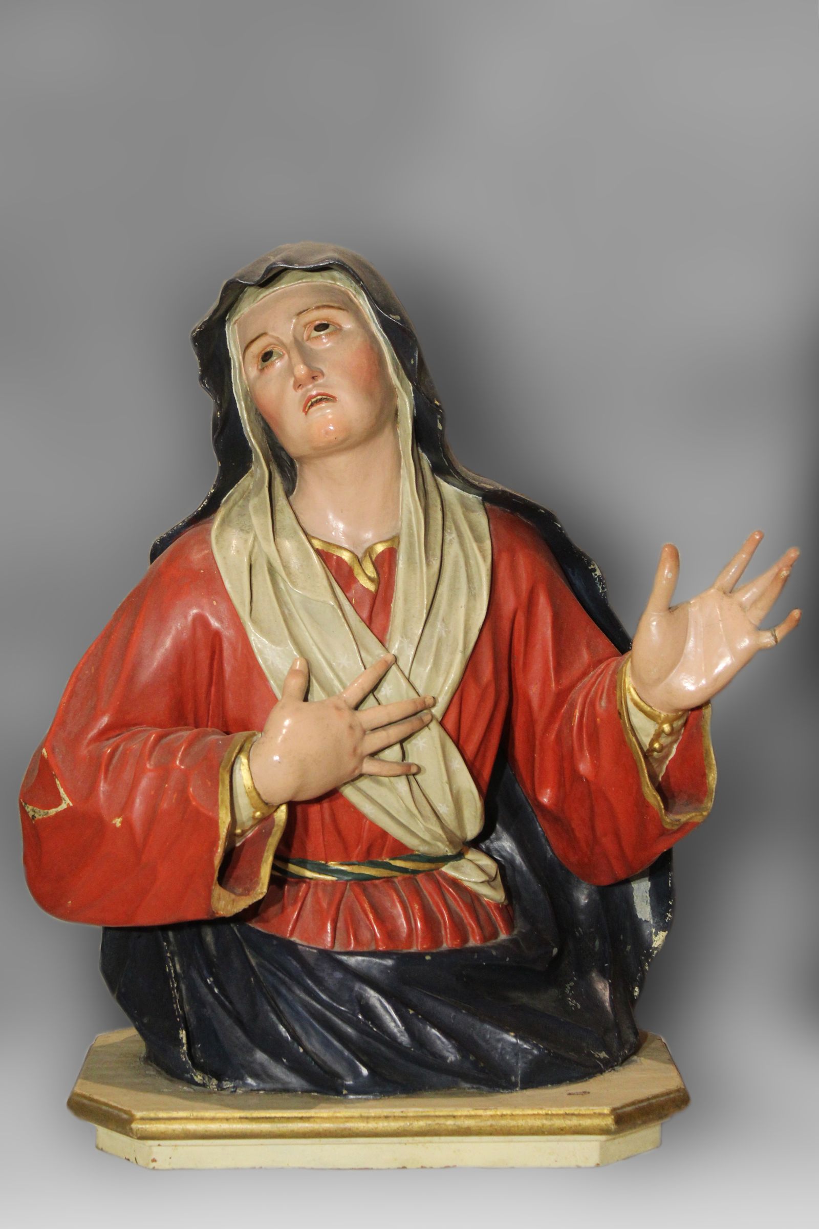 El busto de Dolorosa que se encuentra en el altar mayor.