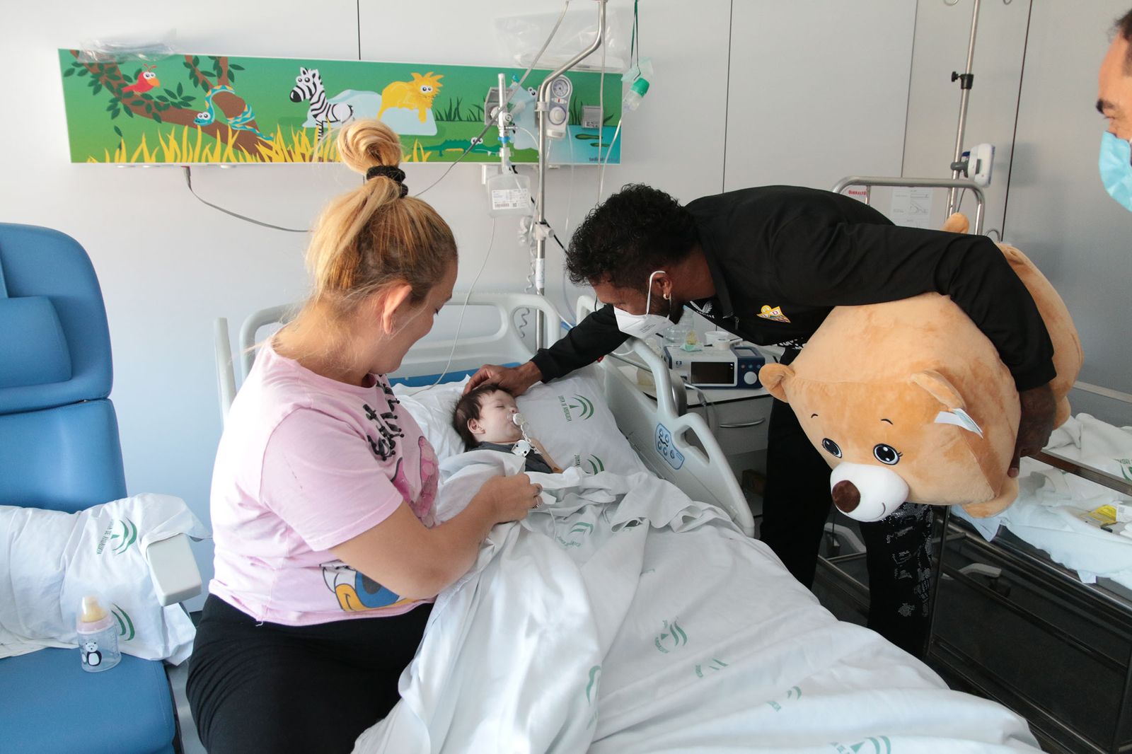 Los Reyes Magos de la UD Almería entregan sus regalos a los niños hospitalizados de Torrecárdenas
