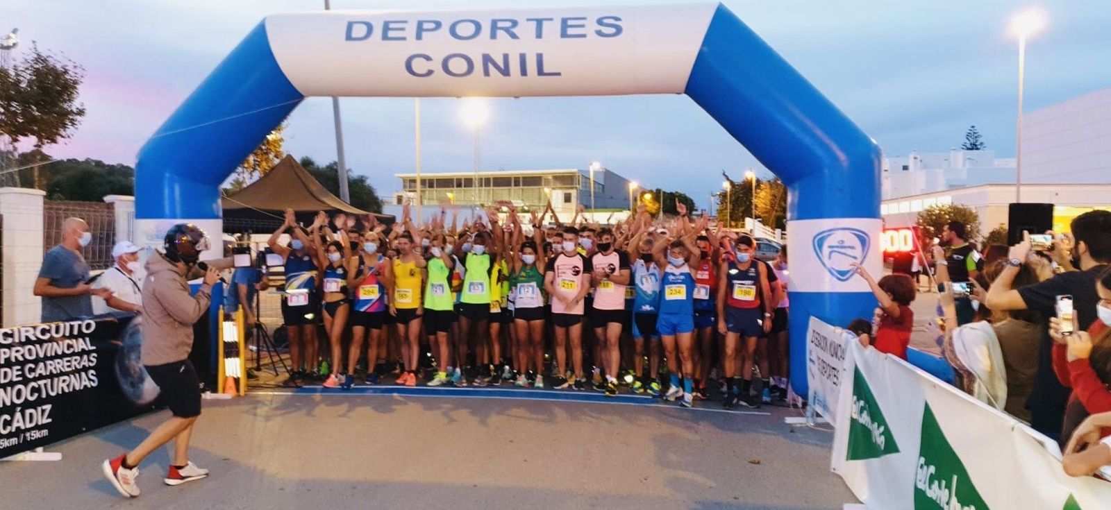 Imagen del espectacular ambiente en la salida de la última prueba, celebrada en Conil.