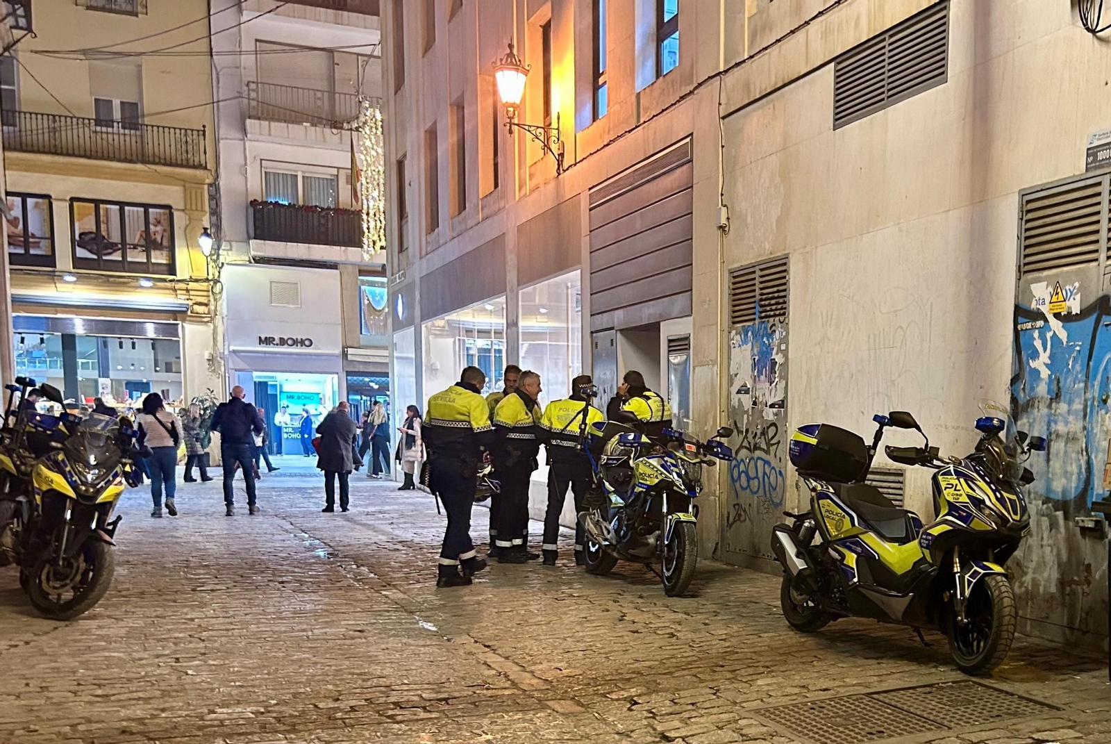 Policías locales de Sevilla, esta semana en el centro de la ciudad.