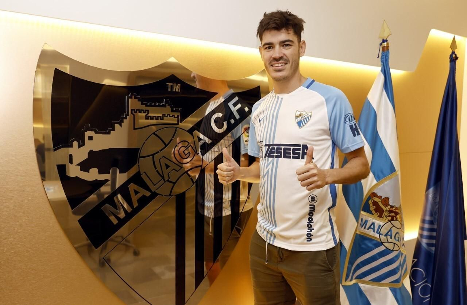 Jozabed posa como nuevo jugador del Málaga. Jozabed posa como nuevo jugador del Málaga.