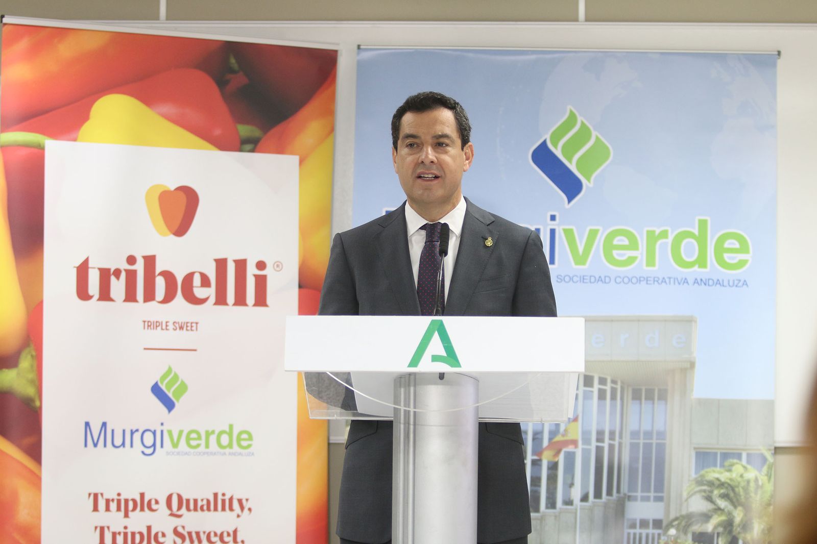 Fotogalería Juanma Moreno visita la cooperativa Murgiverde