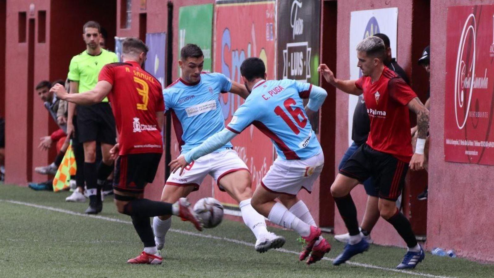 Adrián Fuentes y Puga luchan por el balón entre Samuel y Mena. Adrián Fuentes y Puga luchan por el balón entre Samuel y Mena.