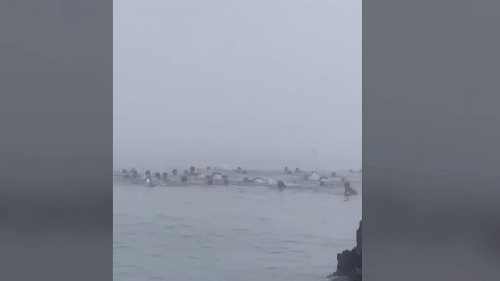 Inmigrantes llegan a nado a una playa de Ceuta.