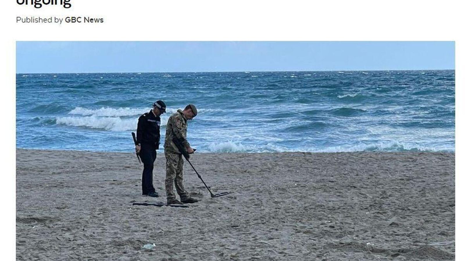 Agentes gibraltareños buscan casquillos de bala en la playa de Levante.