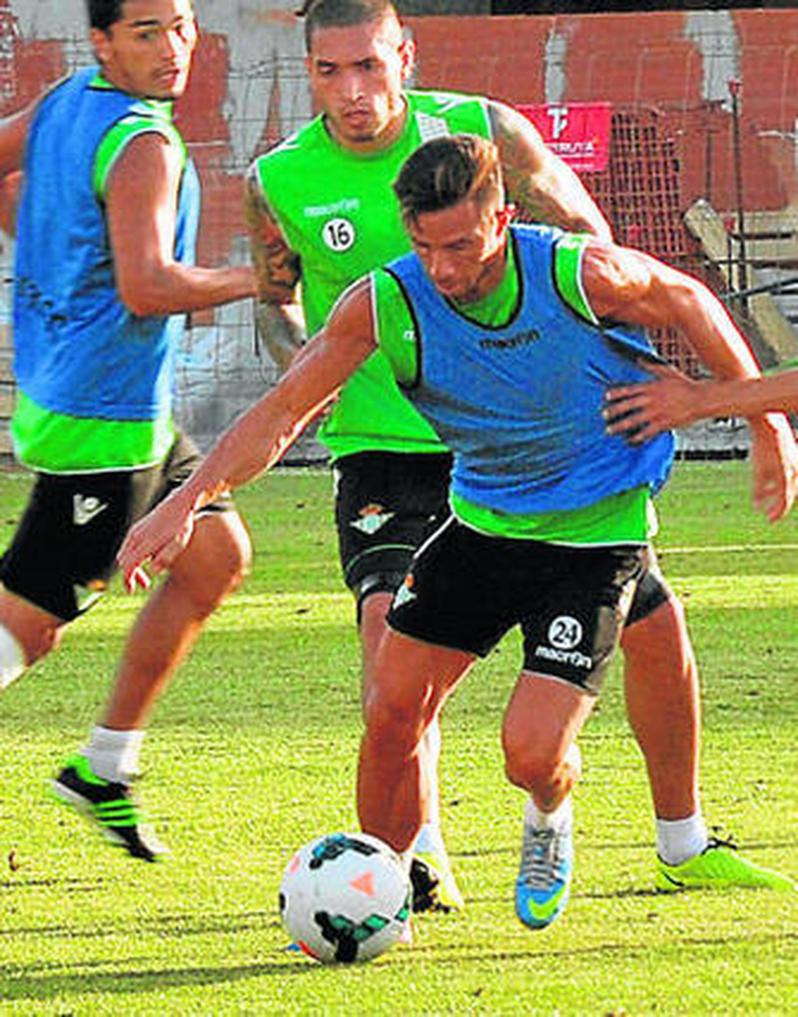 Rubén, presionado por Braian, en un lance de la sesión vespertina.