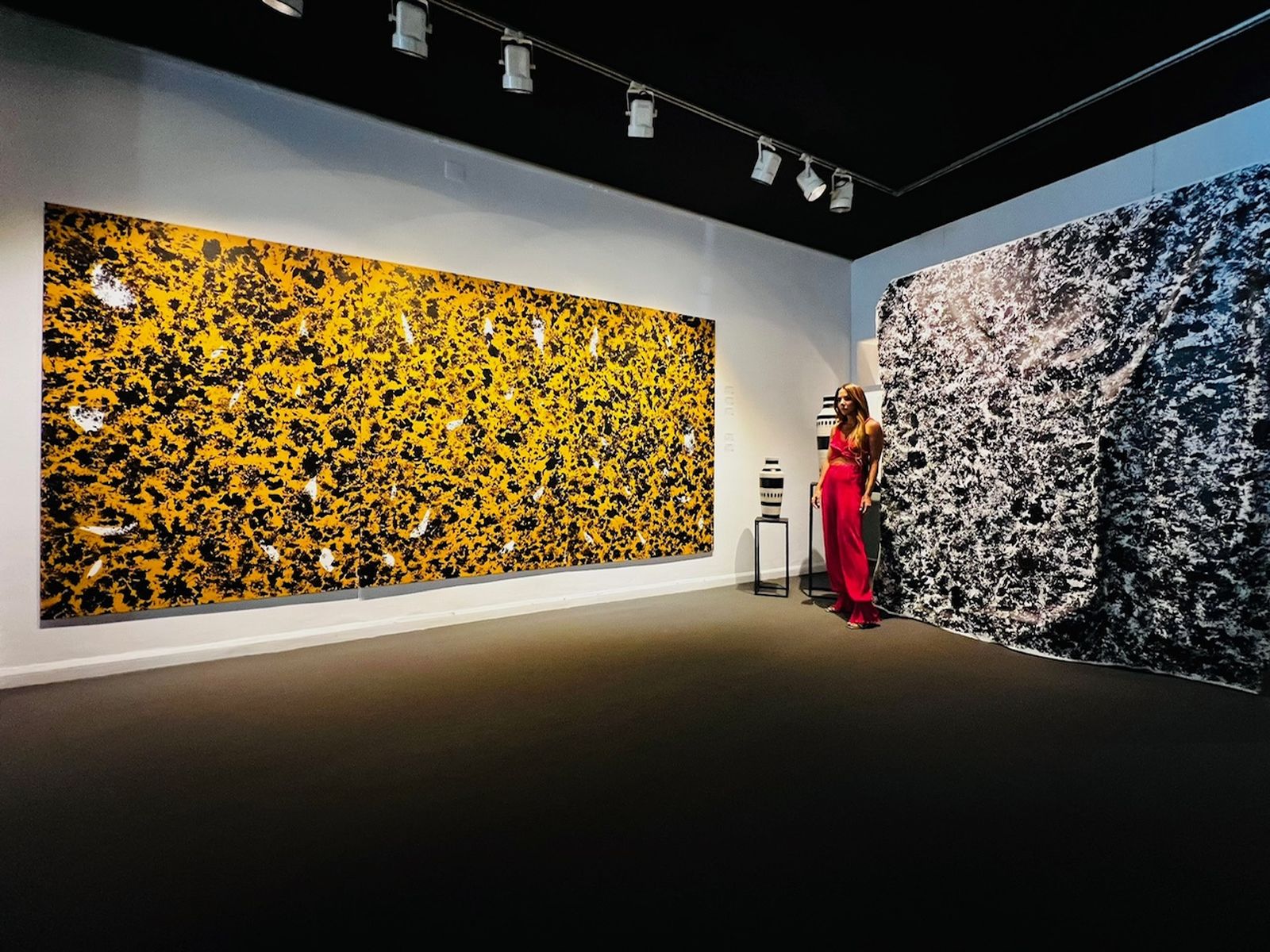 Ingrid Haubrich con dos obras de gran formato en la galería Gaudí de Madrid.