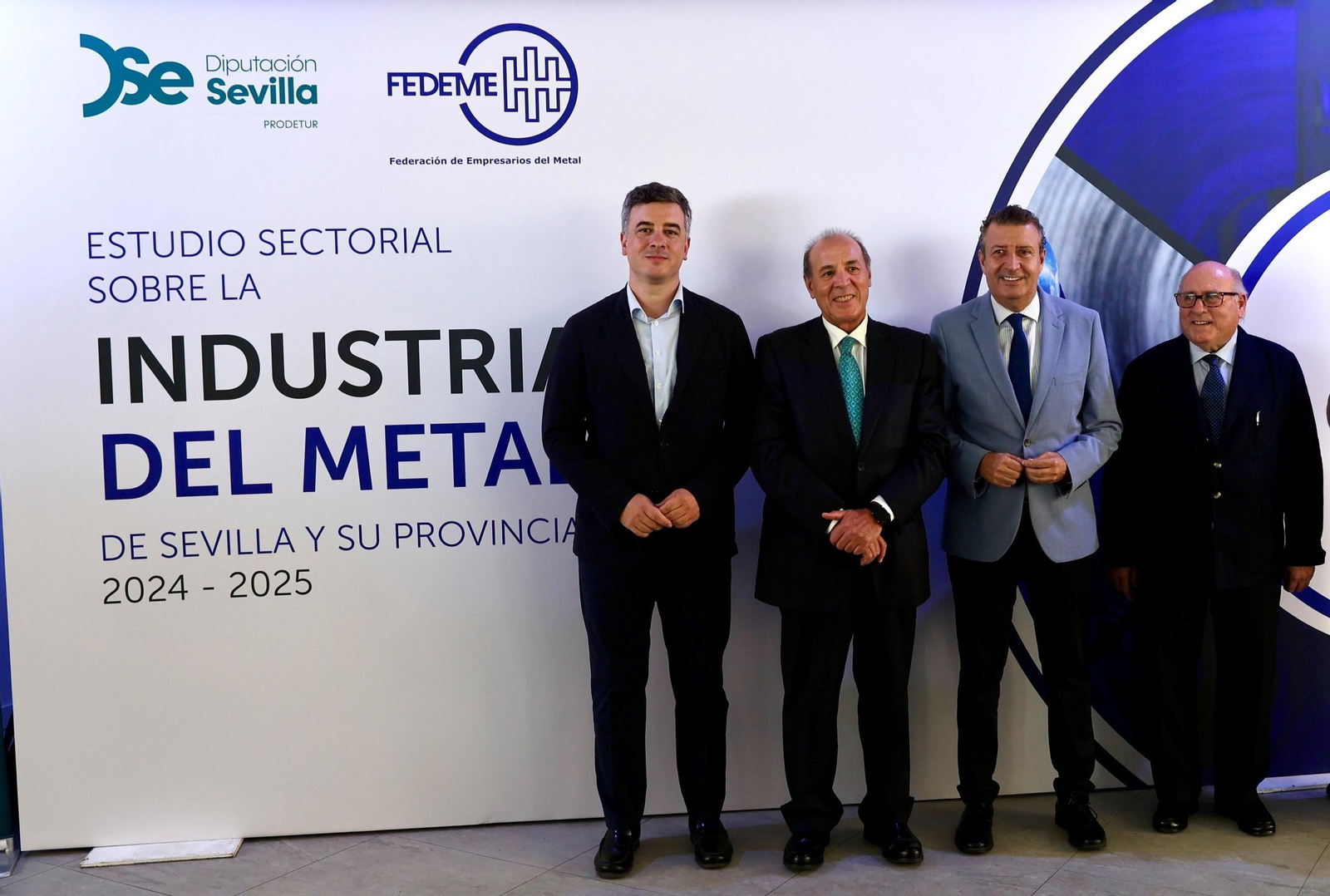 Foto de familia en la presentación del 'Estudio sectorial sobre la industria del metal de Sevilla y su provincia 2024-2025'.