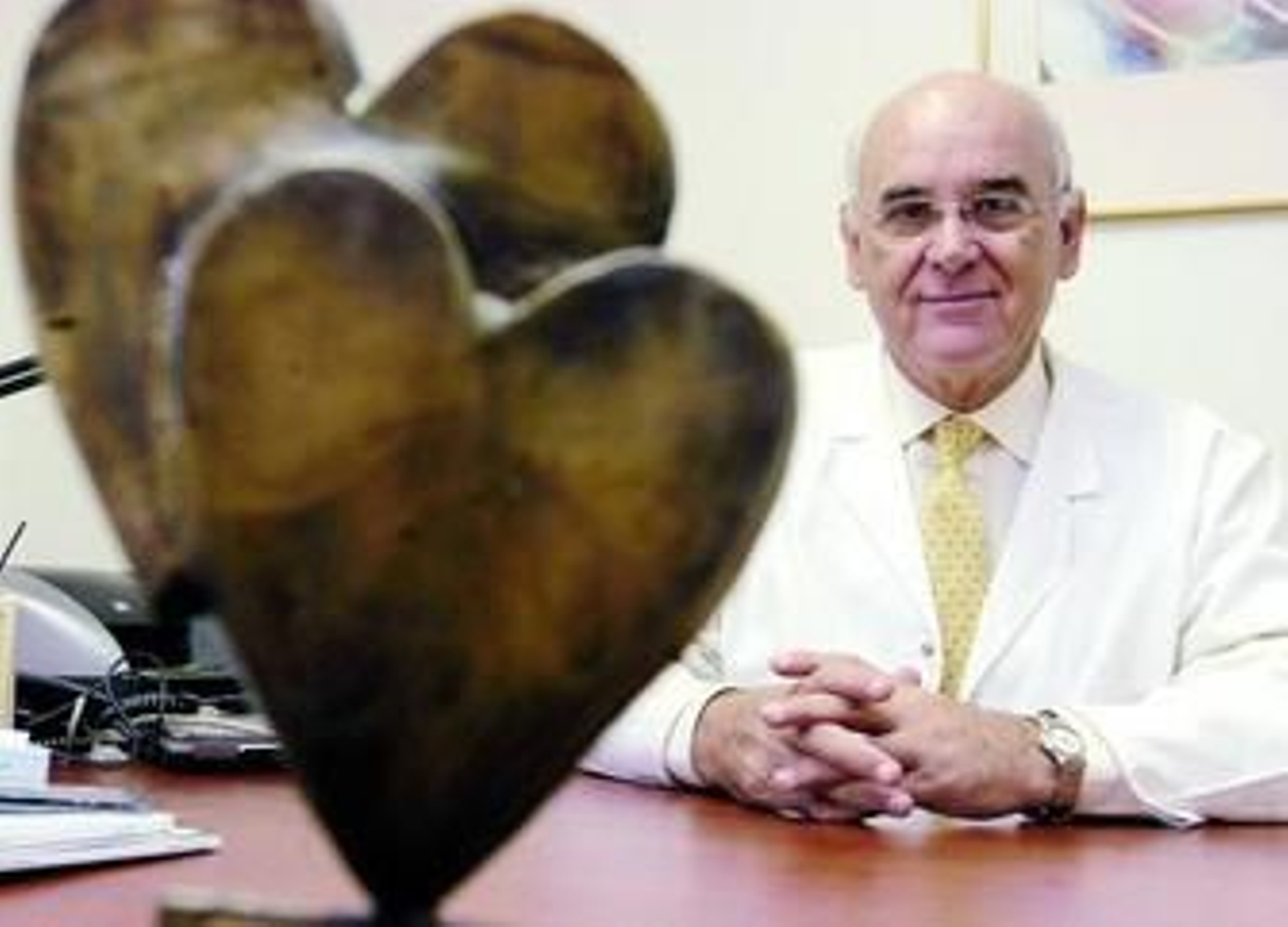 El doctor Manuel Concha Ruiz, ganador del II Premio Nacional de Cirugía Pedro Virgili, en su despacho.