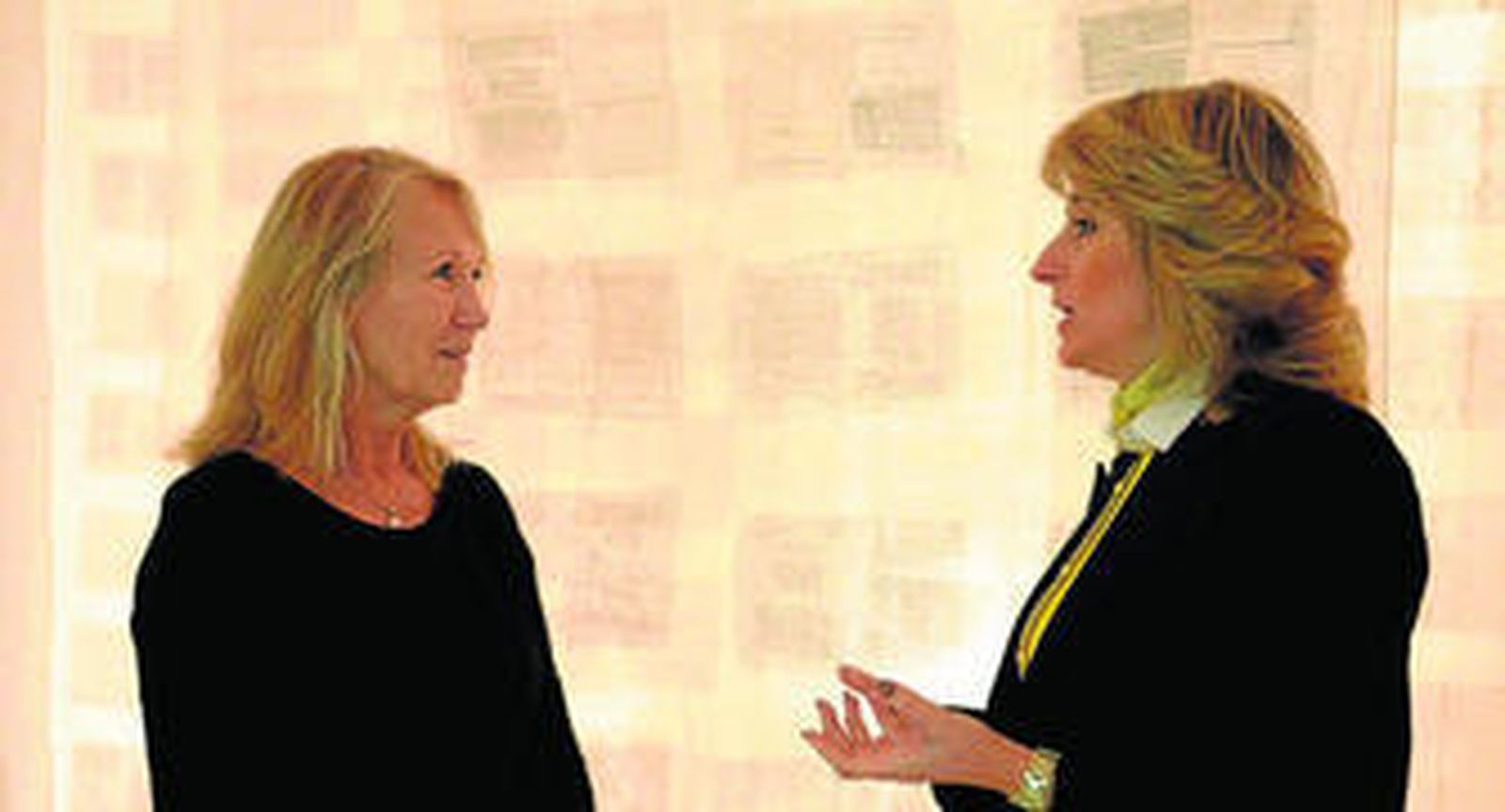 Imagen de la artista Lorraine Bacchus junto a la concejal de Cultura, Pilar Pintor.