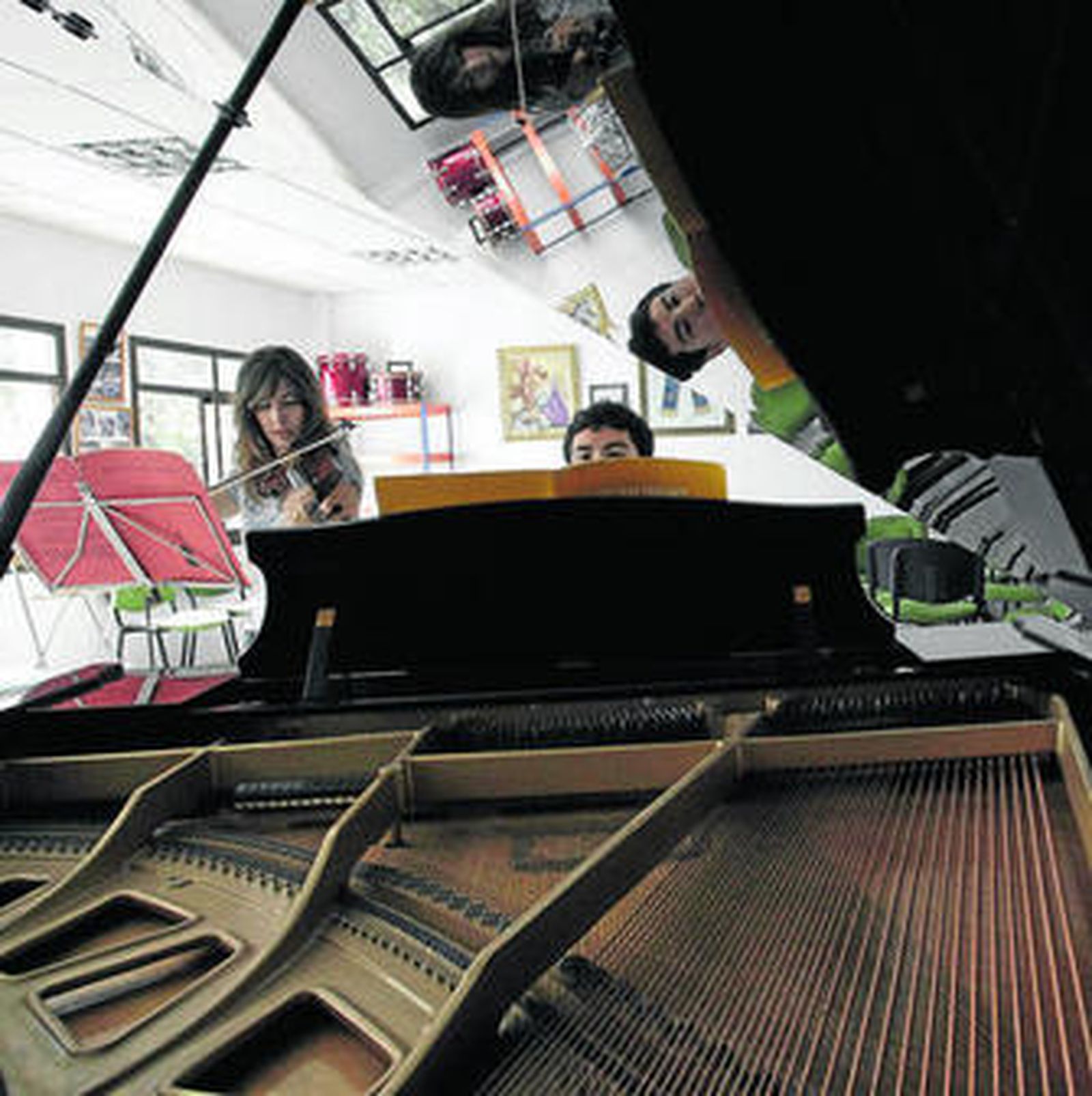 Dos estudiantes del conservatorio Paco de Lucía practicando en las aulas de la Sánchez-Verdú.