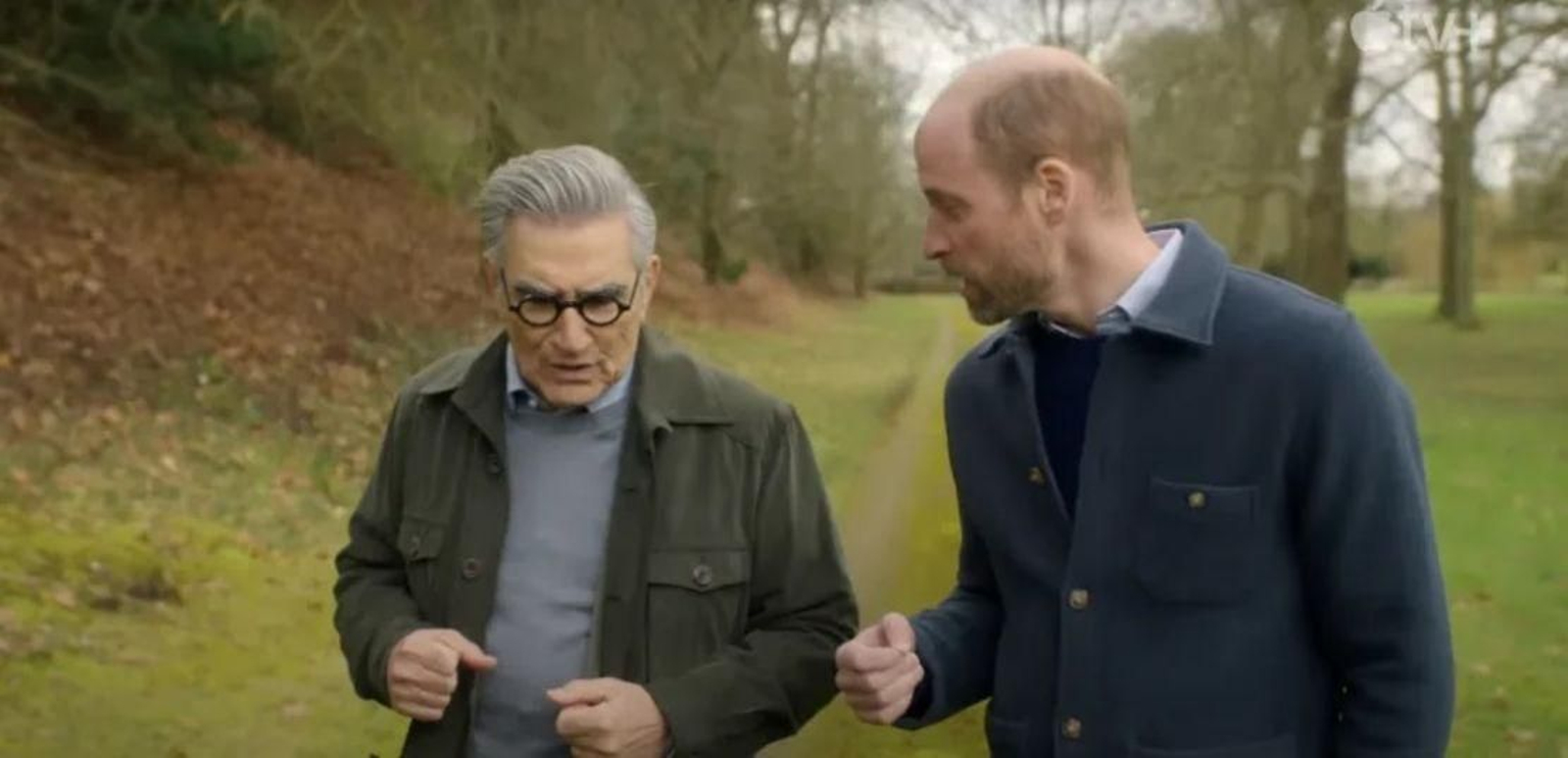 Eugene Levy dialoga con el príncipe Guillermo en los jardines del castillo de Windsor