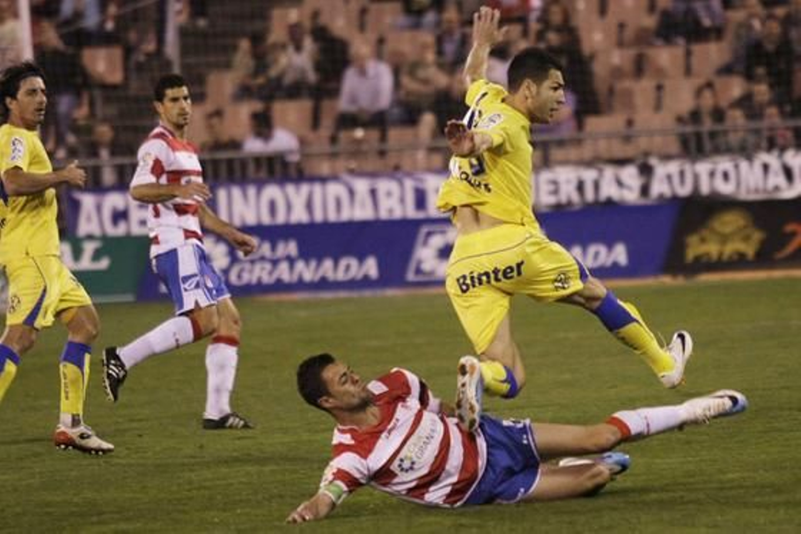 El Granada gana en casa a Las Palmas pese a jugar con diez toda la segunda parte. / Miguel Rodríguez