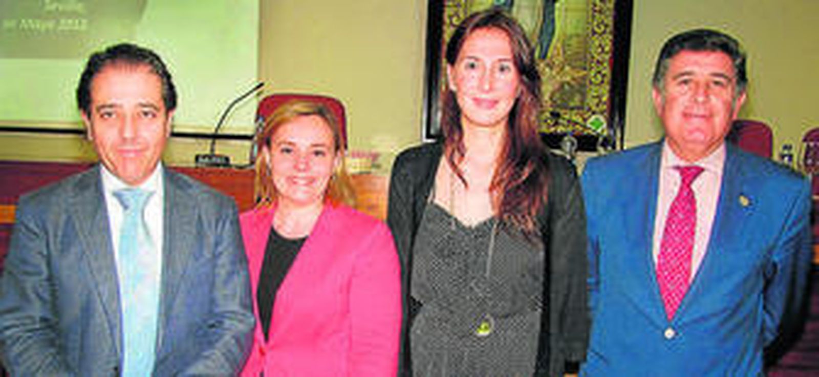 Antonio Borregón, director de Unidad de Negocio de MSD; Maribel Andrés, vicesecretaria del Ricofse, y María Jesús Pérez Fernández, responsable de Marketing de MSD, que presentaron el Programa Sócrates, y Manuel Pérez, presidente del Colegio Oficial de Farmacéuticos de Sevilla.