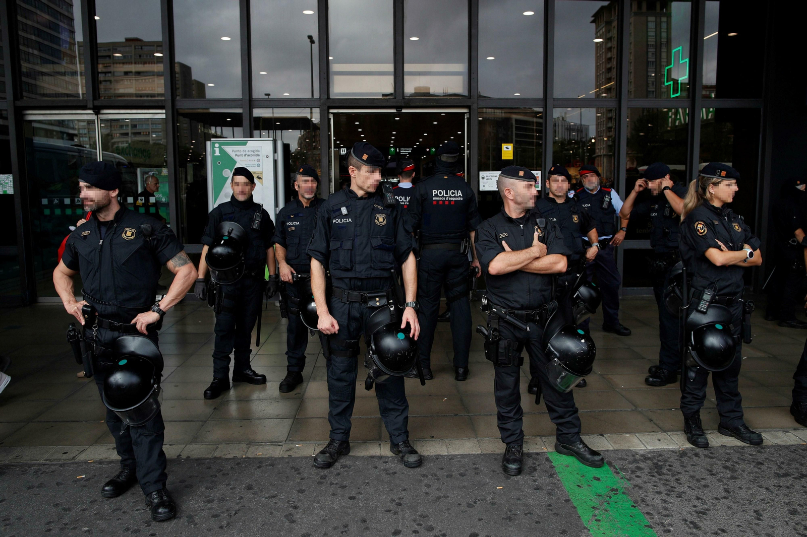 Efectivos de los Mossos d'Esquadra vigilan la estación d eSants de Barcelona ante la concentración de independentistas.