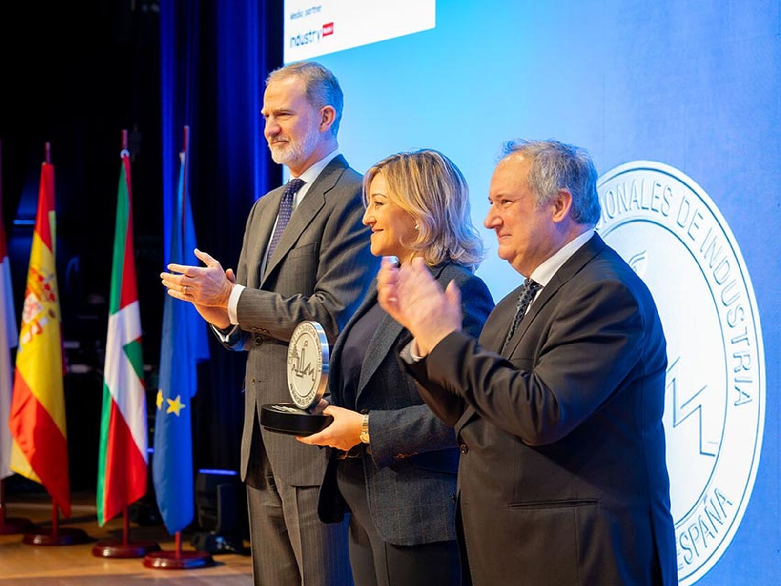 El Rey Felipe VI entregó el galardón a Elena Alcalde, de Moeve Chemicals, ante la presencia del ministro de Industria y Turismo, Jordi Hereu.