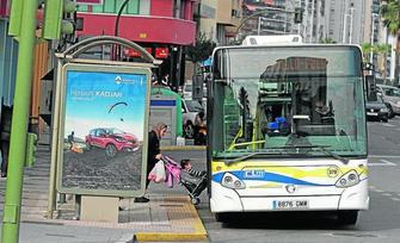 Un autobús del servicio urbano recoge pasajeros.