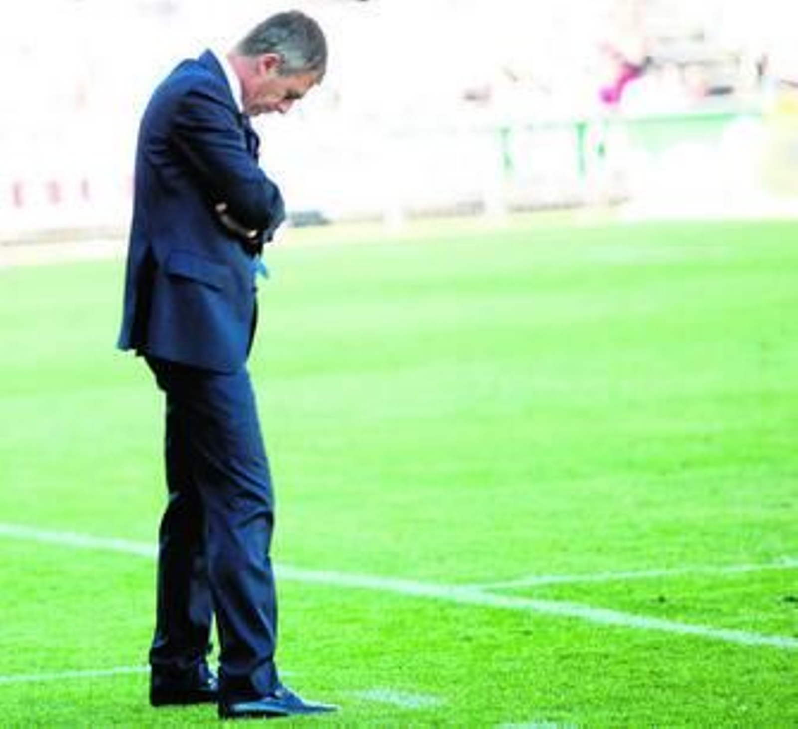 Gesto de abatimiento de Lucas Alcaraz en el tramo final del encuentro disputado ante el Rayo Vallecano.