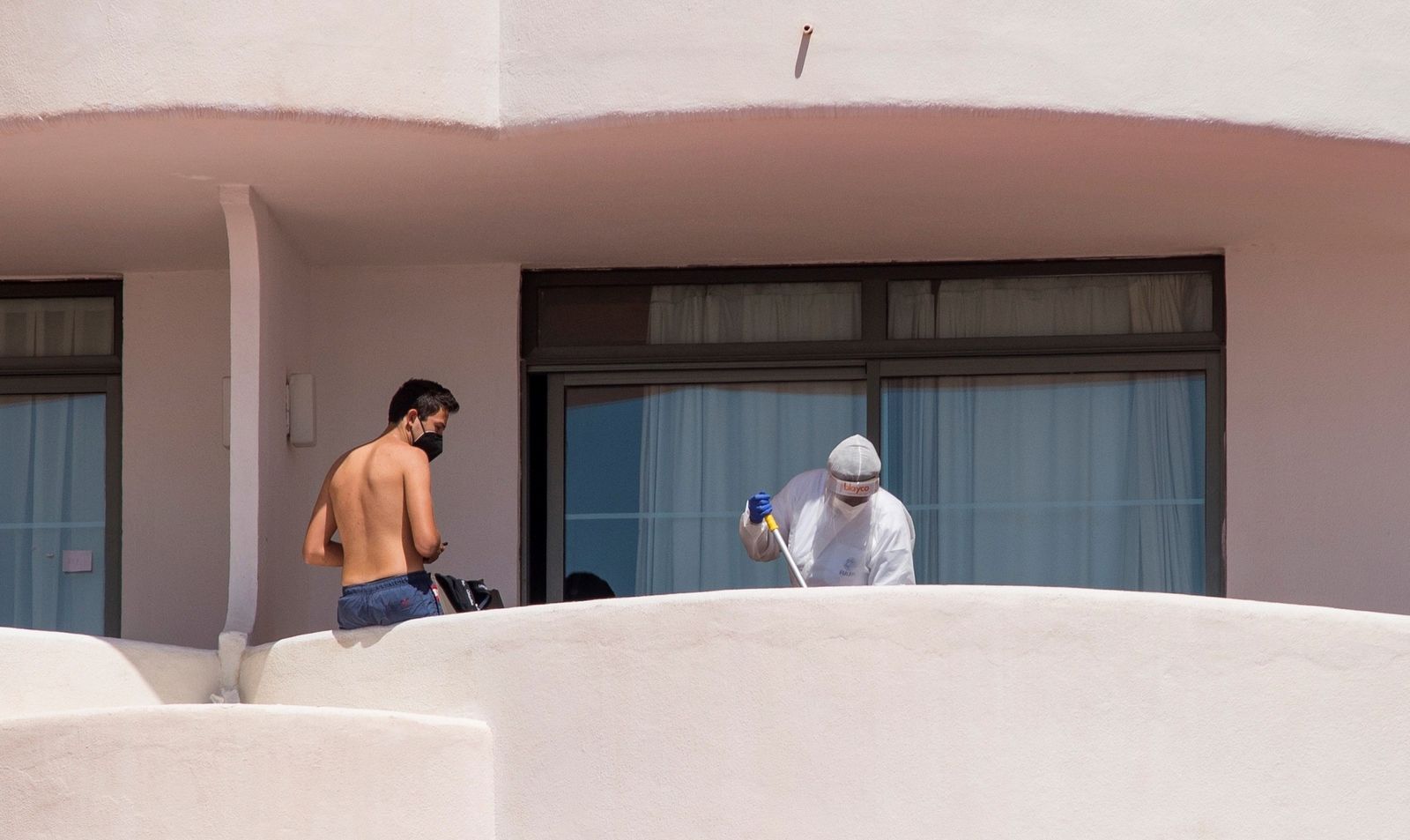 Terraza del hotel de Mallorca donde permanecen 40 sevillanos confinados.