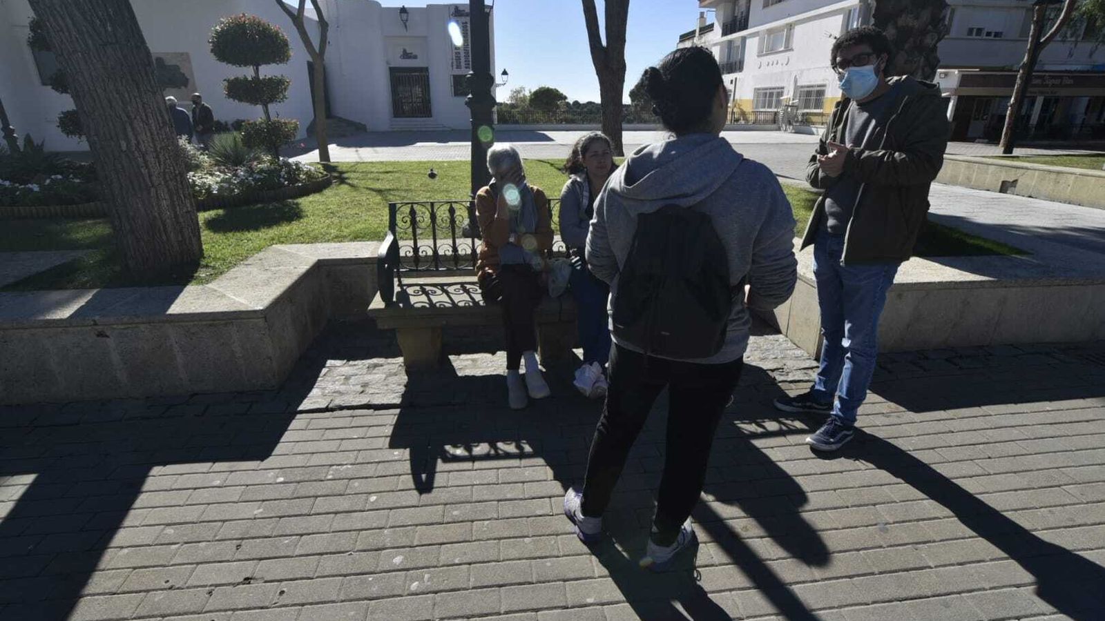 Un corrillo de mujeres comenta el crimen machista, en la Alameda de San Roque.