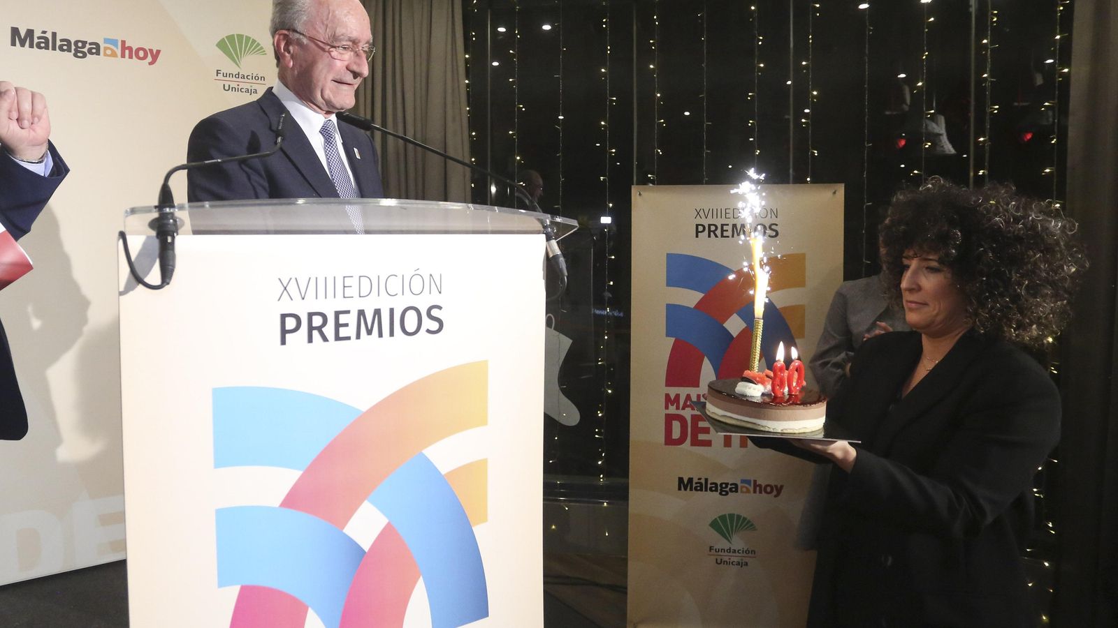 El alcalde observa su tarta de cumpleaños justo antes de apagar las velas. El alcalde observa su tarta de cumpleaños justo antes de apagar las velas.