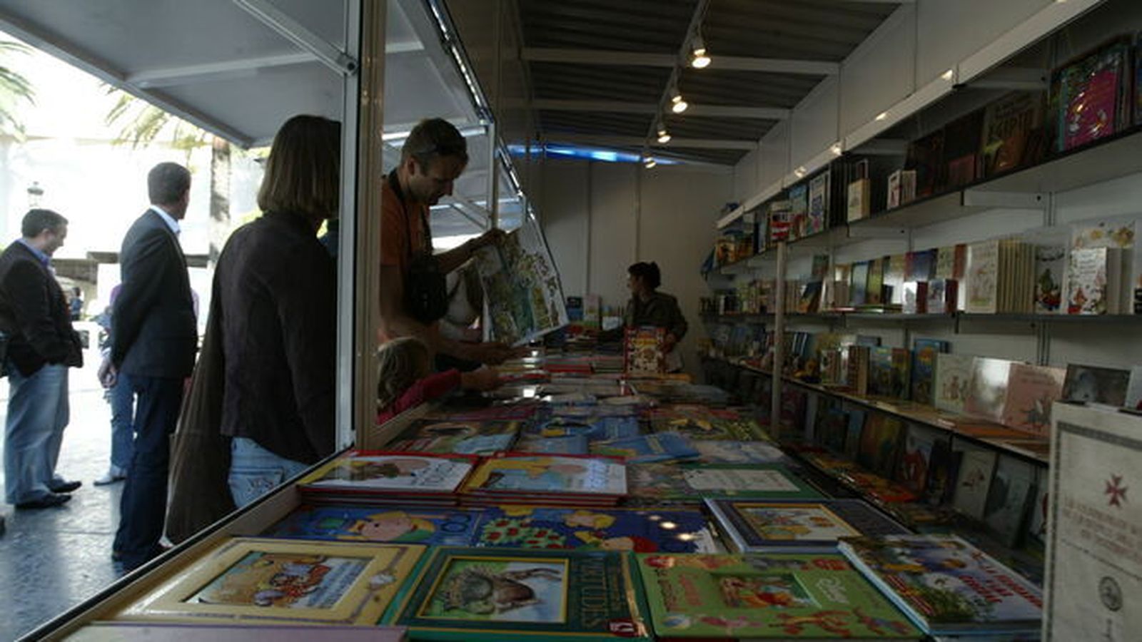 Un stand, en la Plaza Fariñas de La Línea durante una Feria del Libro