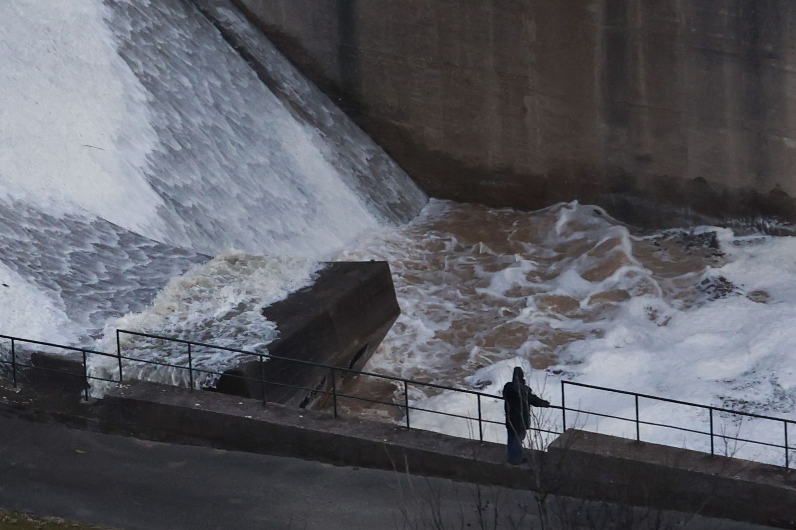 Fotos del desembalse del pantano de Guadarranque, al límite de su capacidad