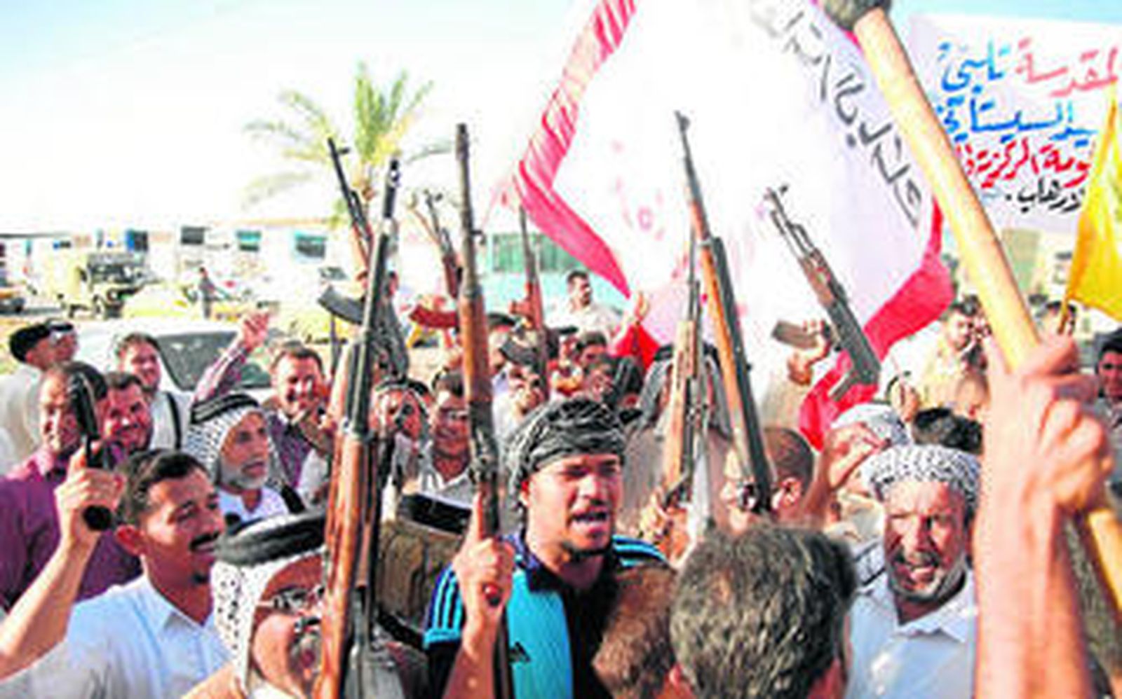 Voluntarios iraquíes para frenar la ofensiva 'yihadista'  muestran sus armas ayer en Karbala.