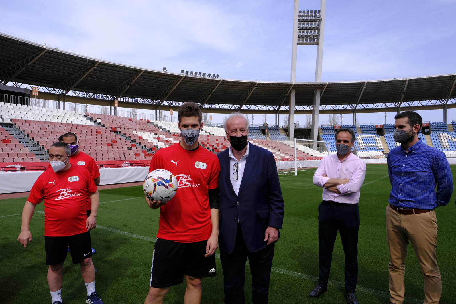Fotogalería de la visita de Vicente del Bosque al equipo Genuine de la Fundación U.D. Almería