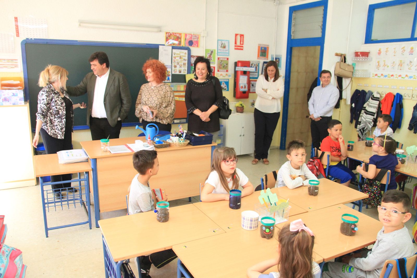 Imágenes de la plantación de árboles llevada a cabo en el colegio Los Rosales, con motivo del incendio del año pasado