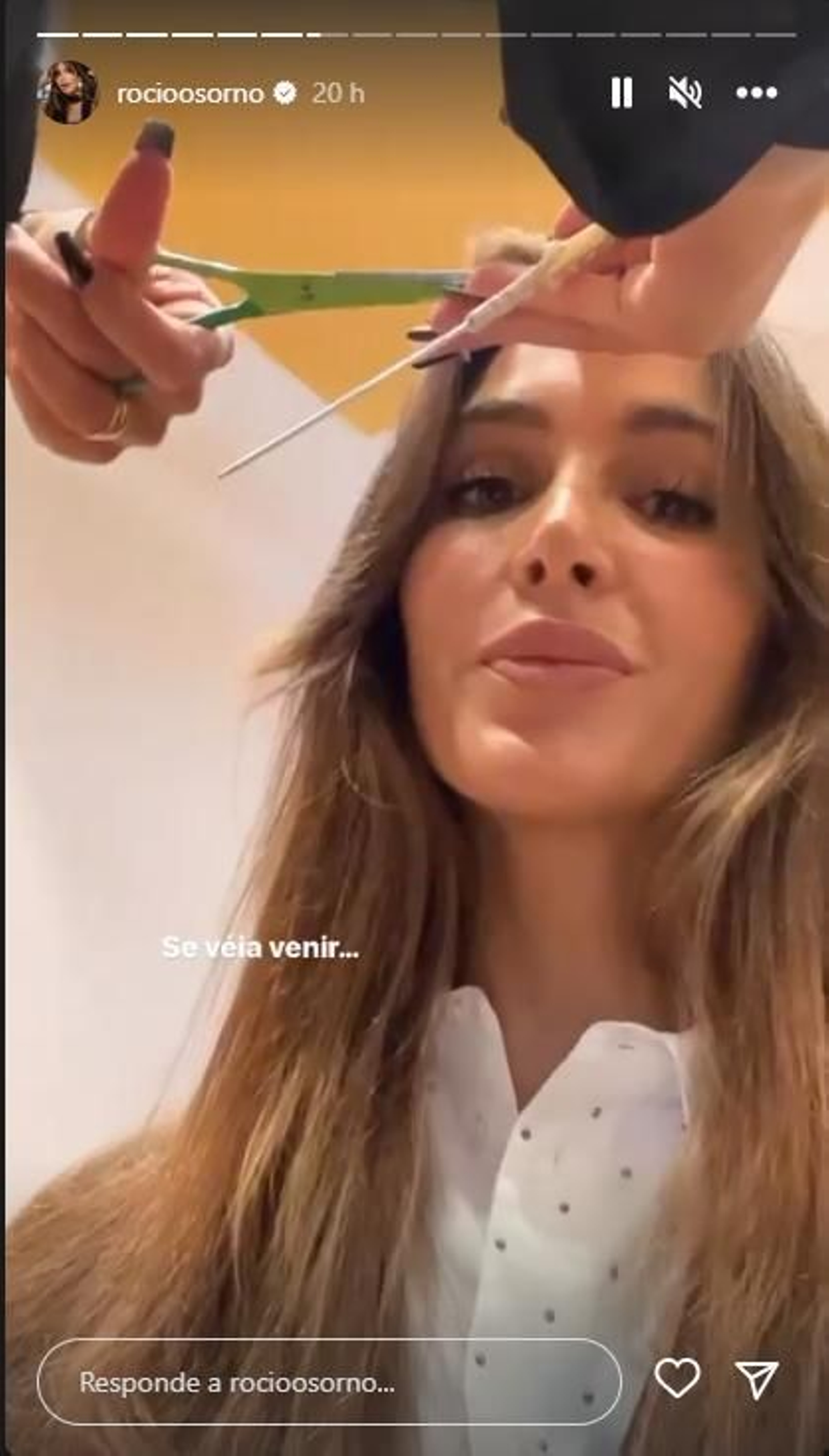 Rocío Osorno en su cuenta de Instagram en el momento de cortarse el flequillo.