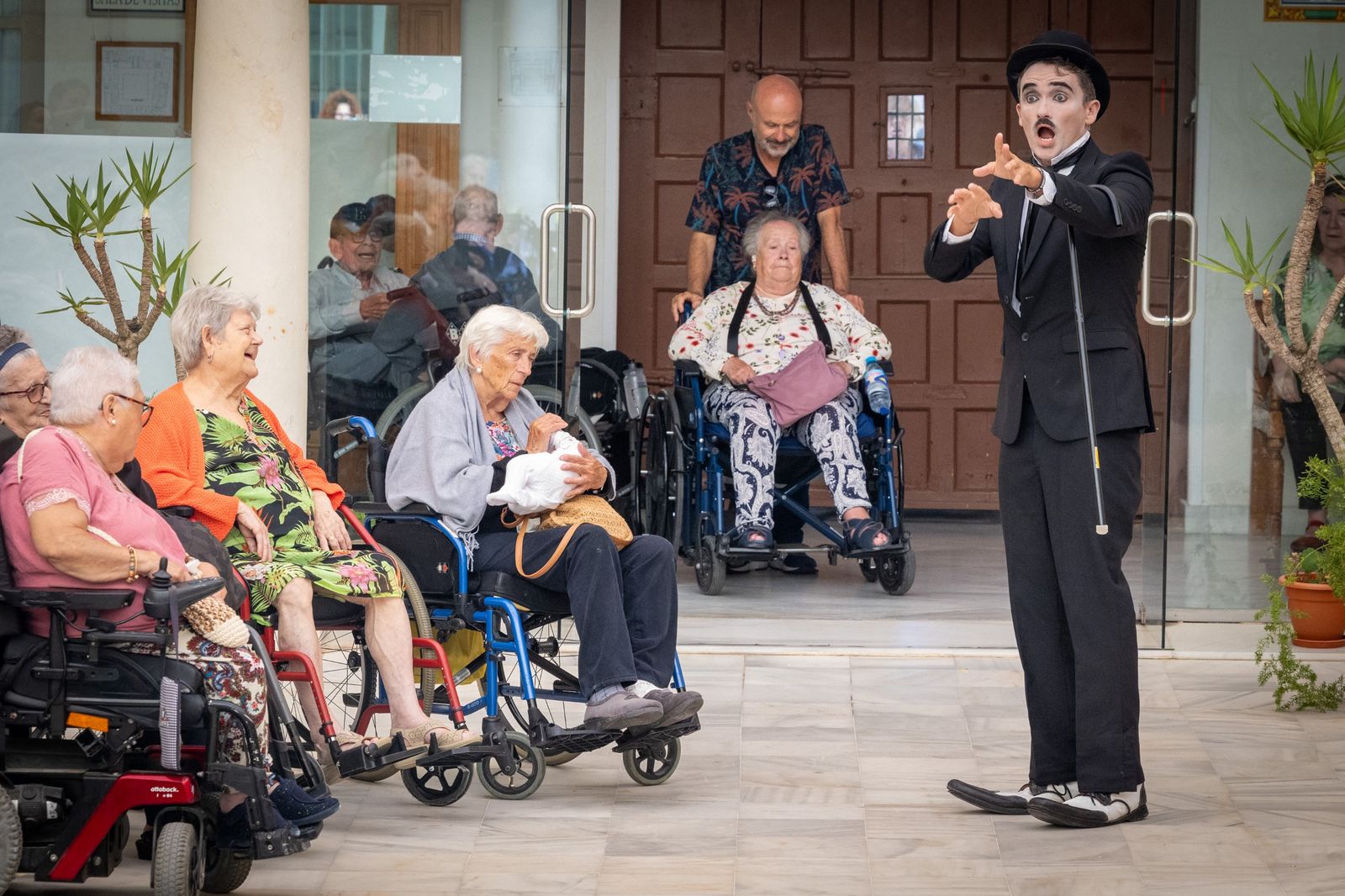En imágenes, Charlot lleva la magia del cine a la residencia Fragela de Cádiz