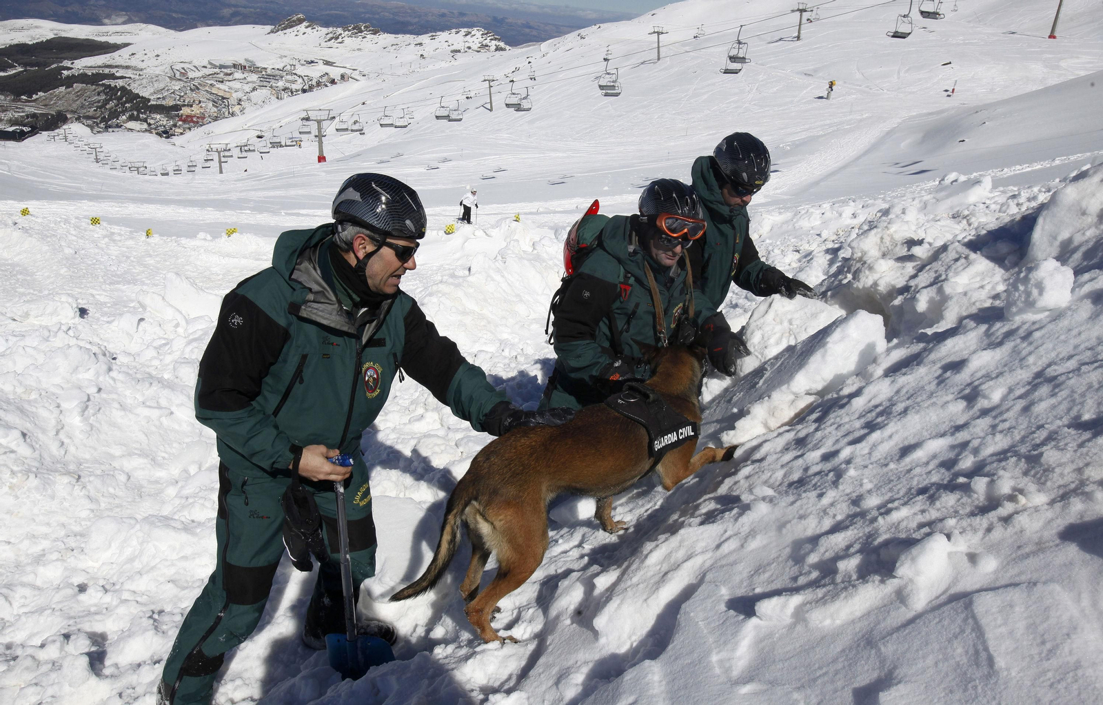 Imagen de archivo de dos agentes de la Guardia Civil en un dispositivo de búsqueda