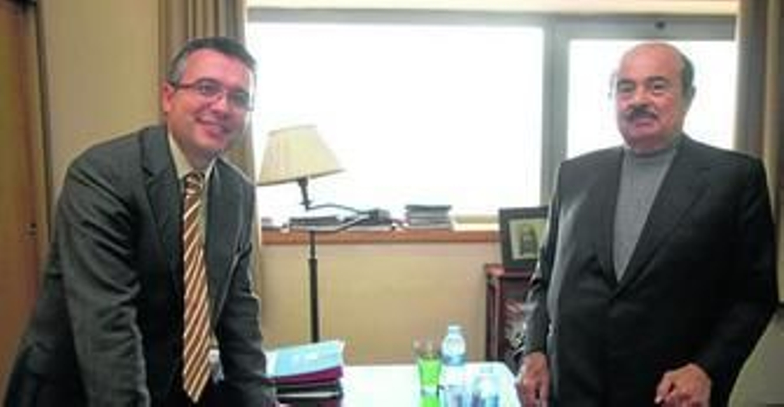 Alejandro Sánchez, junto al inversor saudí Adnan Kashogui, en la reunión que mantuvieron ayer en La Línea.