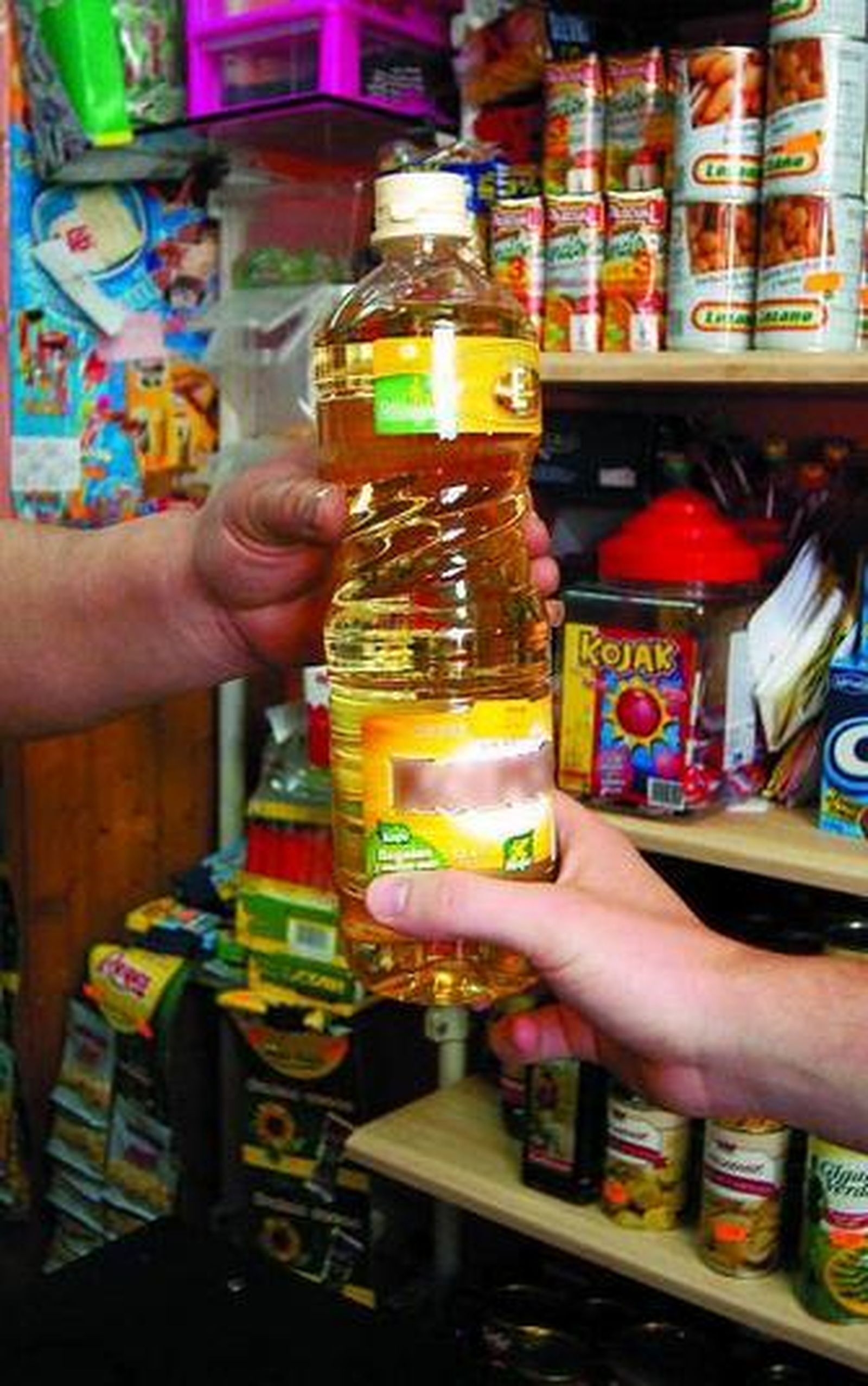 Botella de aceite de girasol en un supermercado.