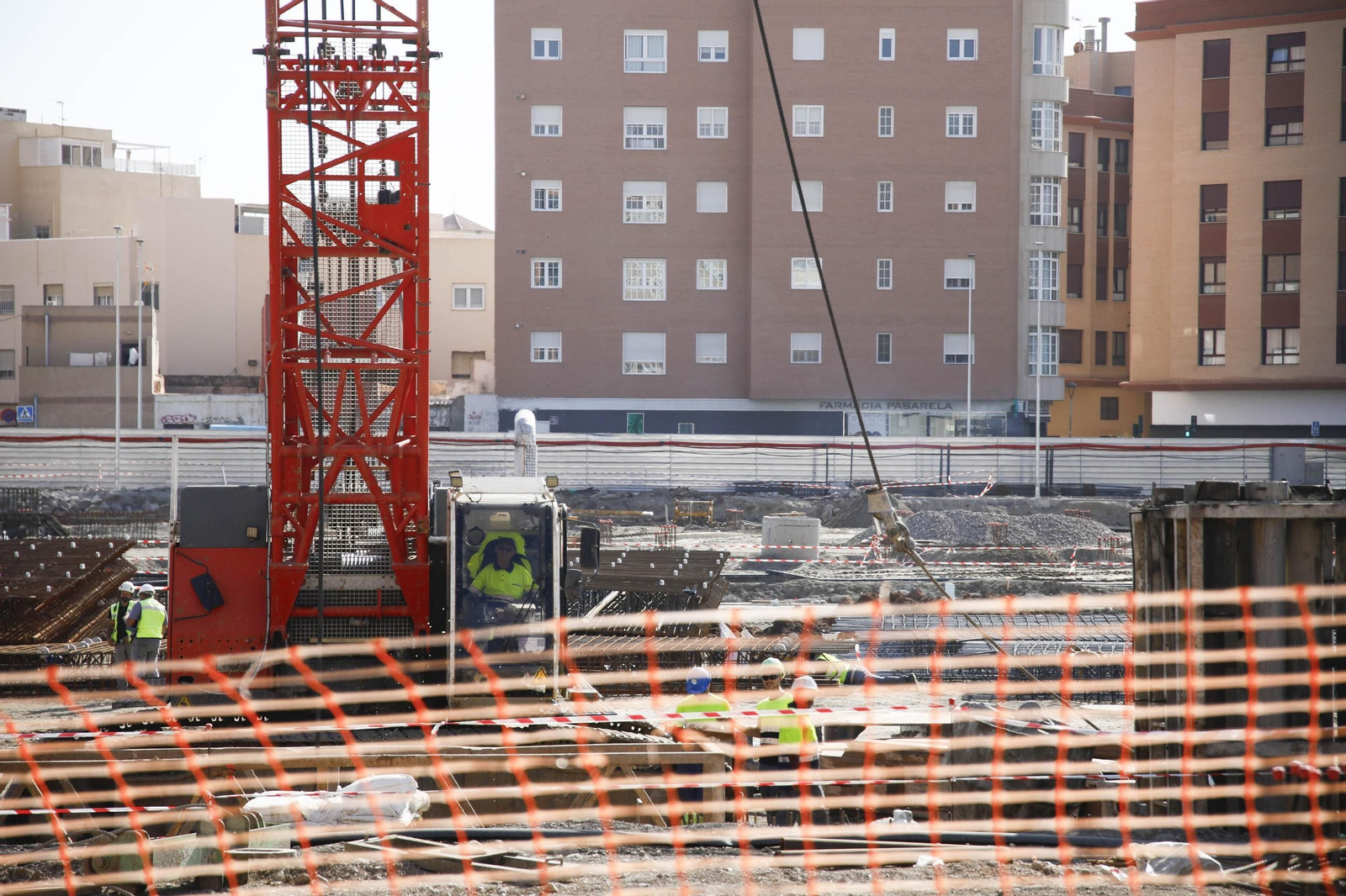 En la estación intermodal de Almería ya solo quedan escombros. Las imágenes