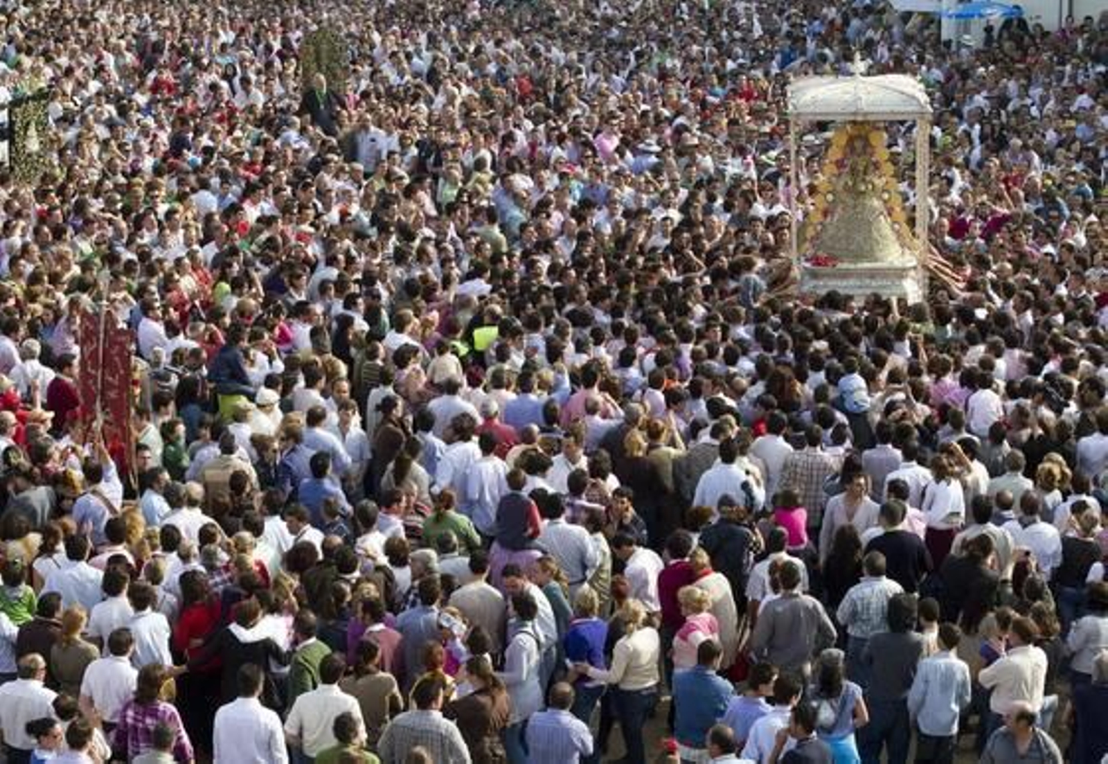 Miles de personas congregadas en la aldea para ver a la Virgen.

Foto: Julián Pérez (EFE)