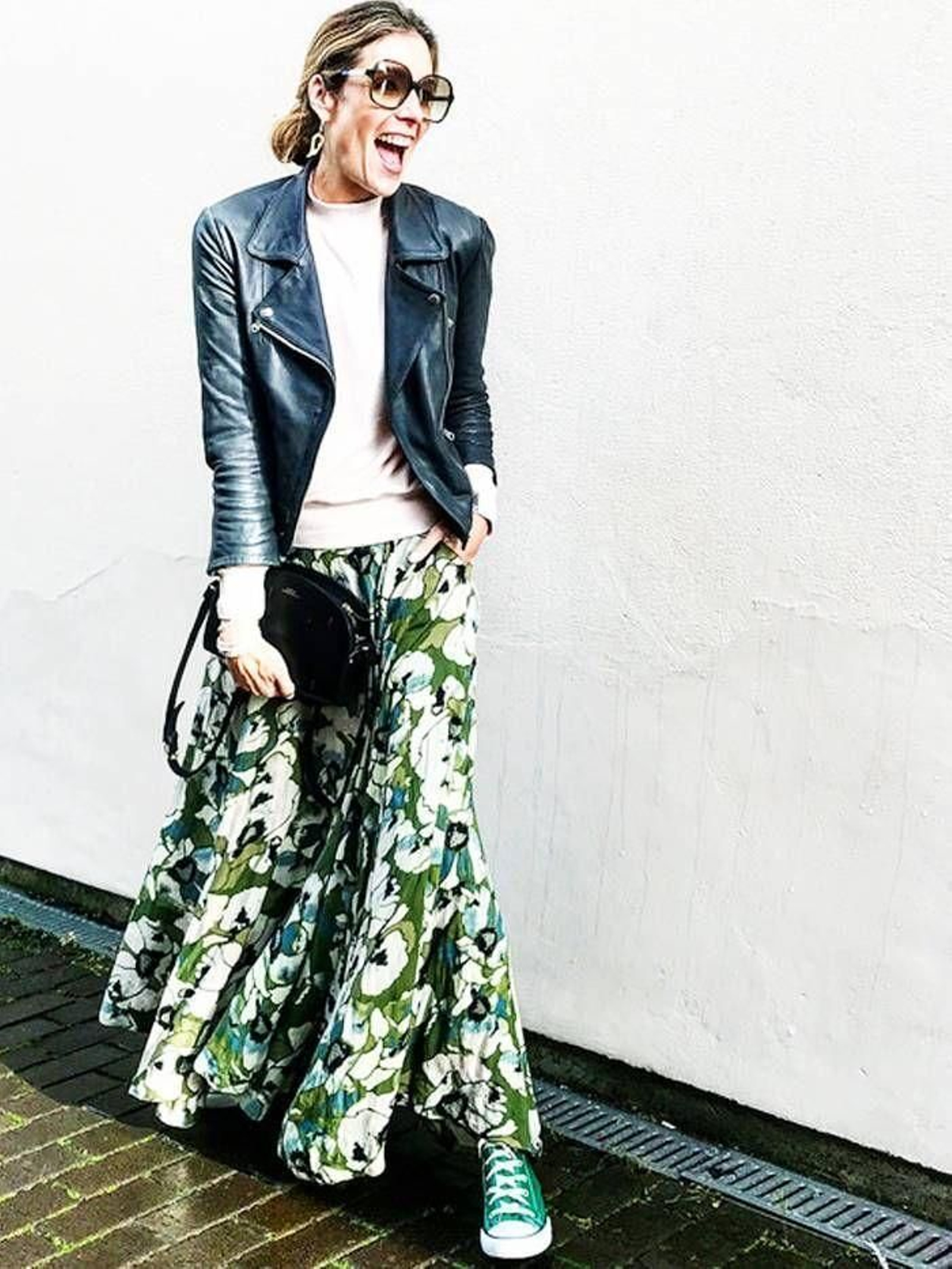 Falda vaporosa con chaqueta de cuero y zapatillas deportivas.