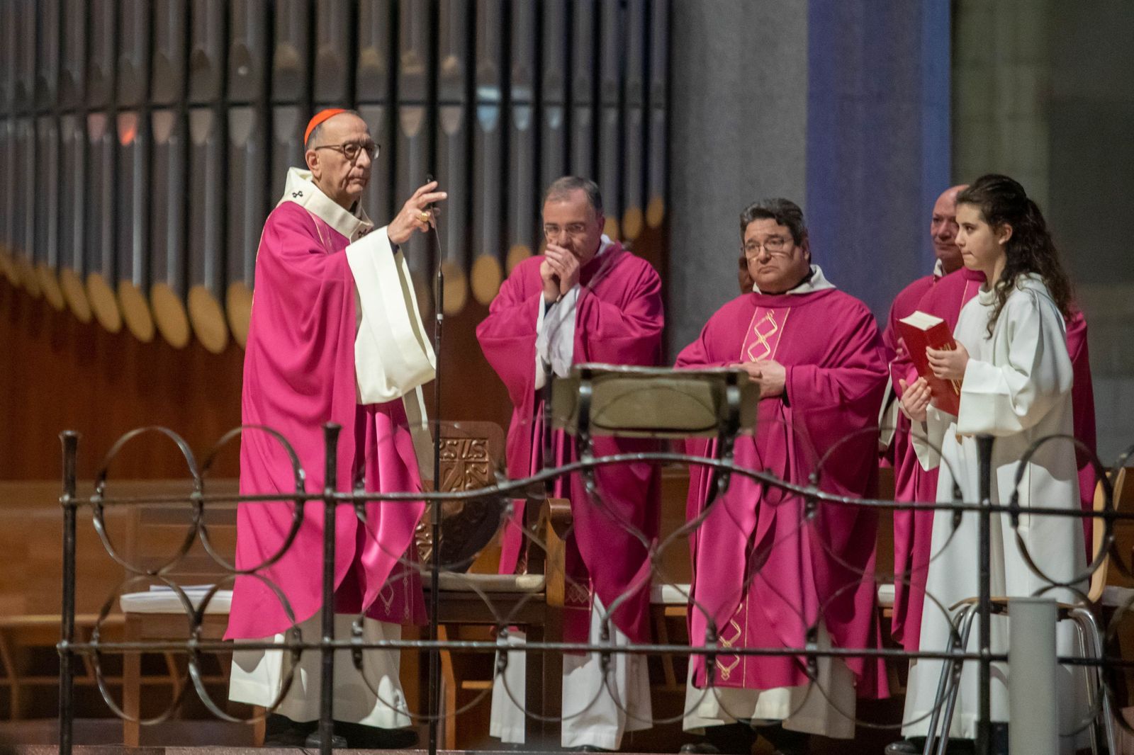 Fotos de Juanma Moreno en la Sagrada Familia de Barcelona durante la misa del 50 aniversario de la romería del Rocío en Cataluña