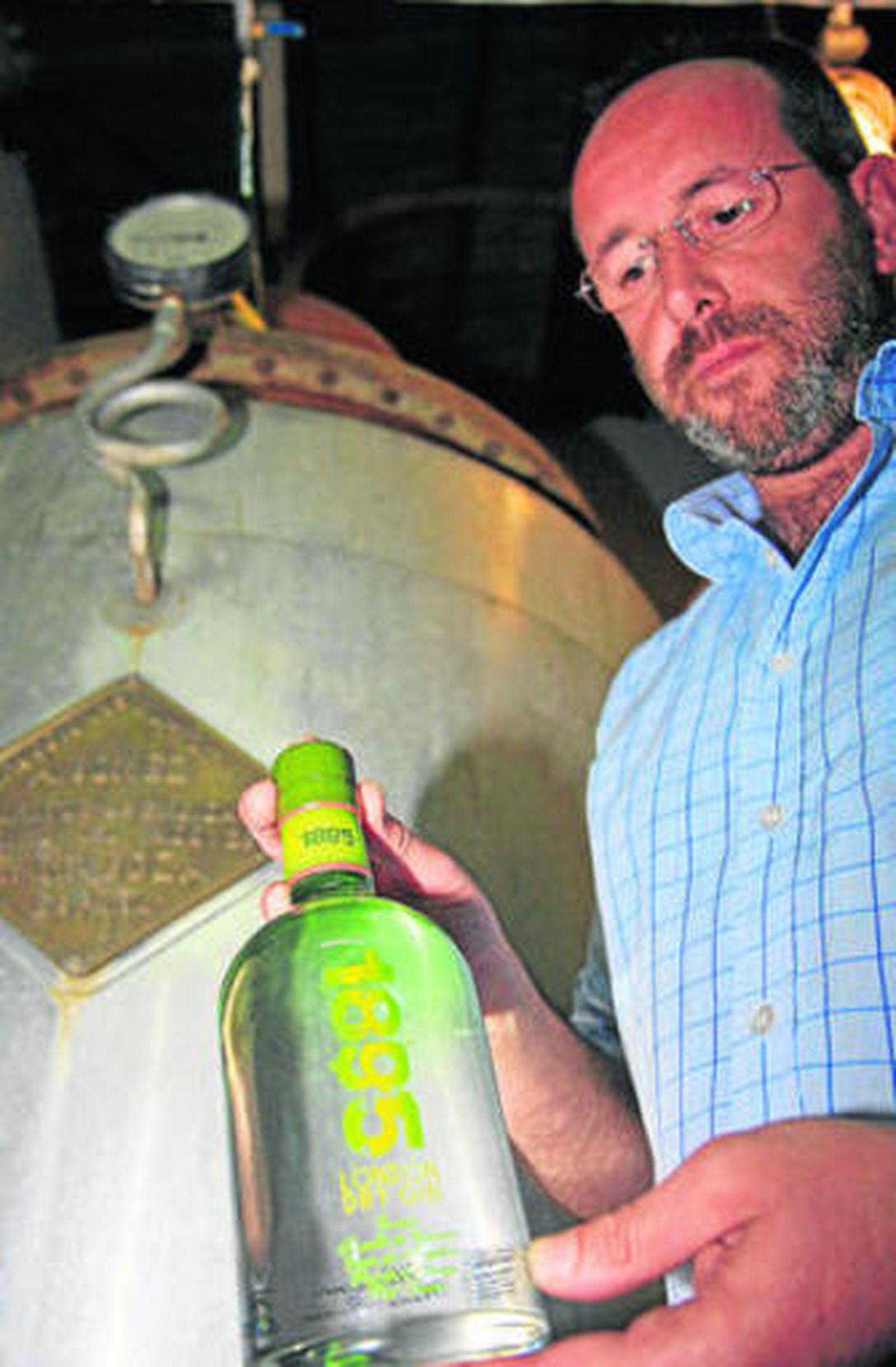 Diego Ruiz muestra una botella de 1895.