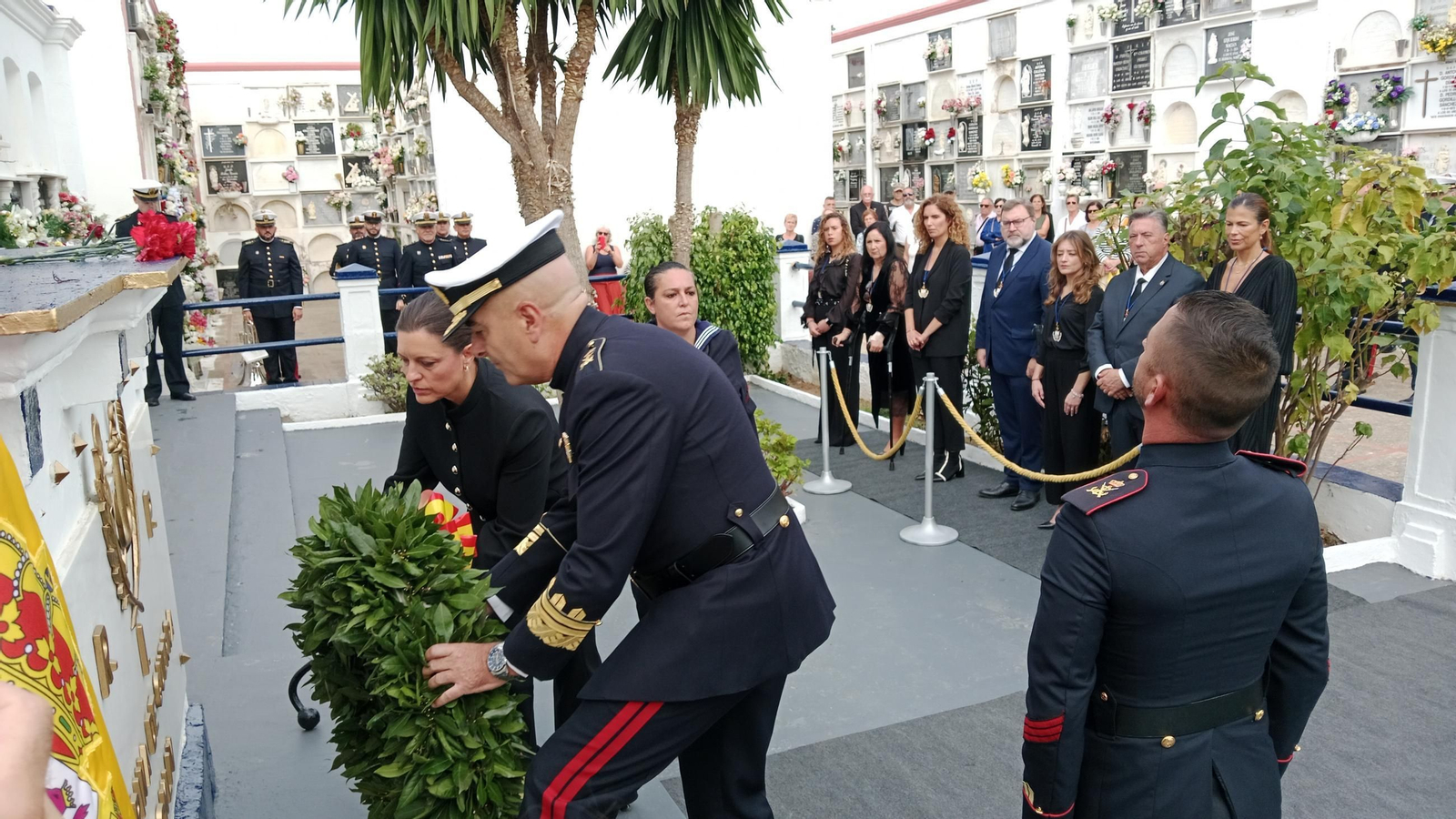 Día de los Difuntos en San Fernando: Las imágenes del responso de la Armada en el cementerio por los caídos
