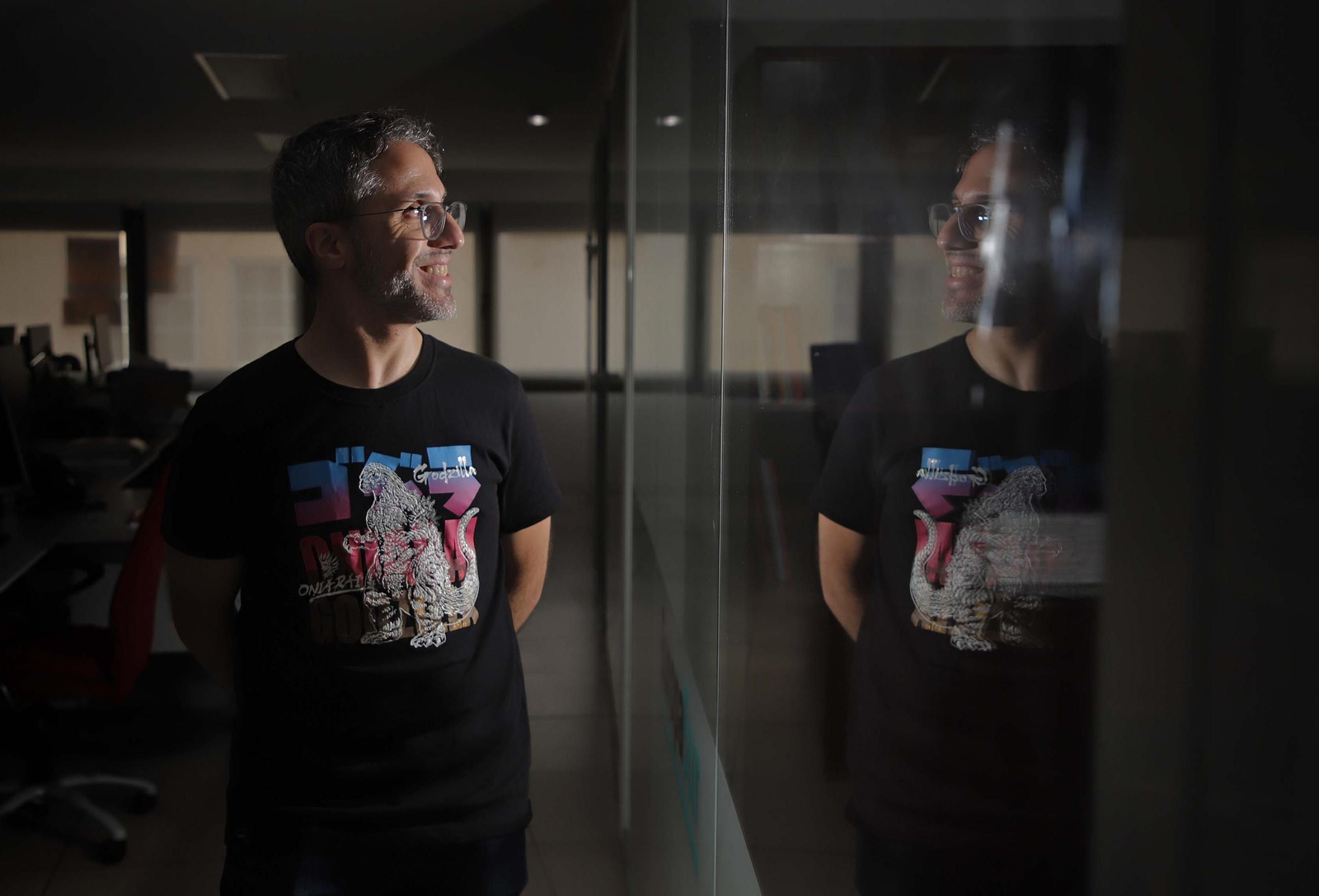 El astrofísico algecireño, Javier Peralta, observa el contraste de la luz en la redacción de Europa Sur