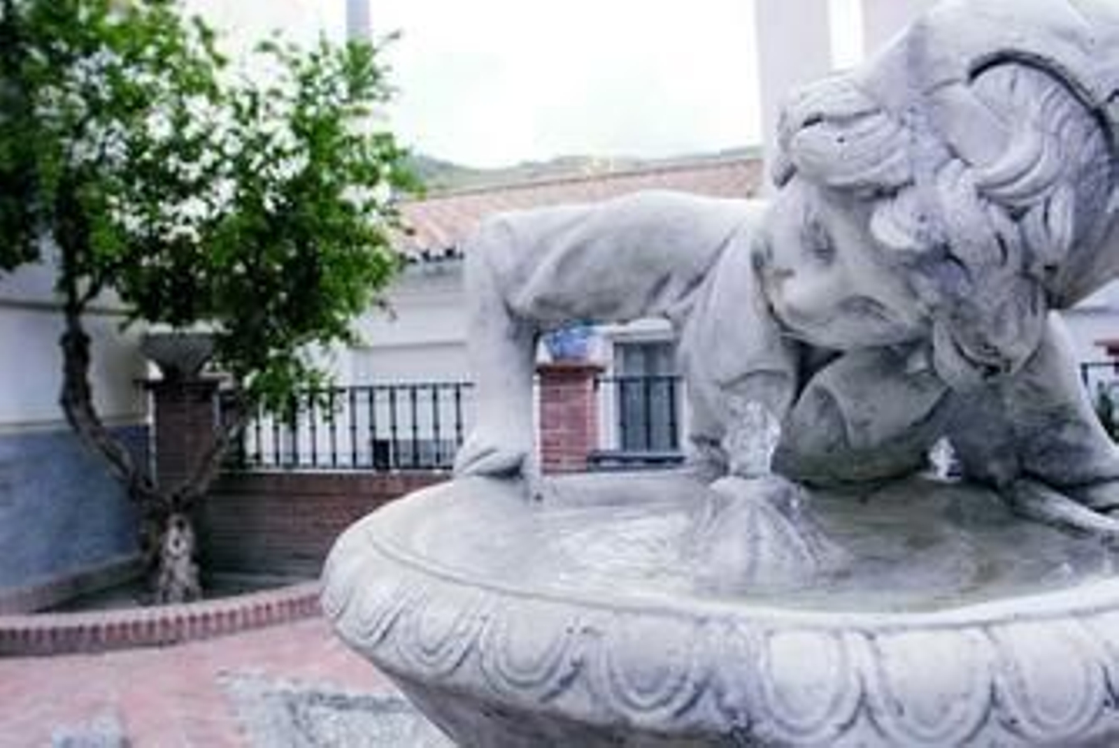 El municipio cuenta con numerosas fuentes, casi en cada rincón.