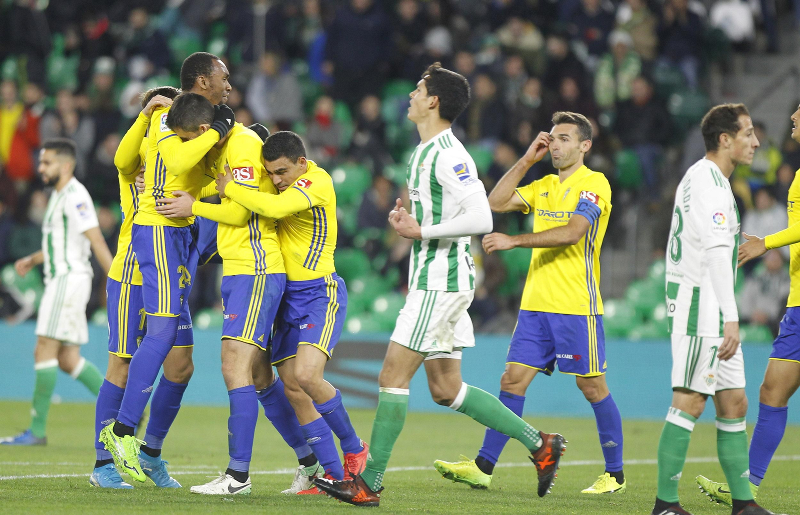 Jugadores del Cádiz celebran un gol ante el Betis en el duelo copero.