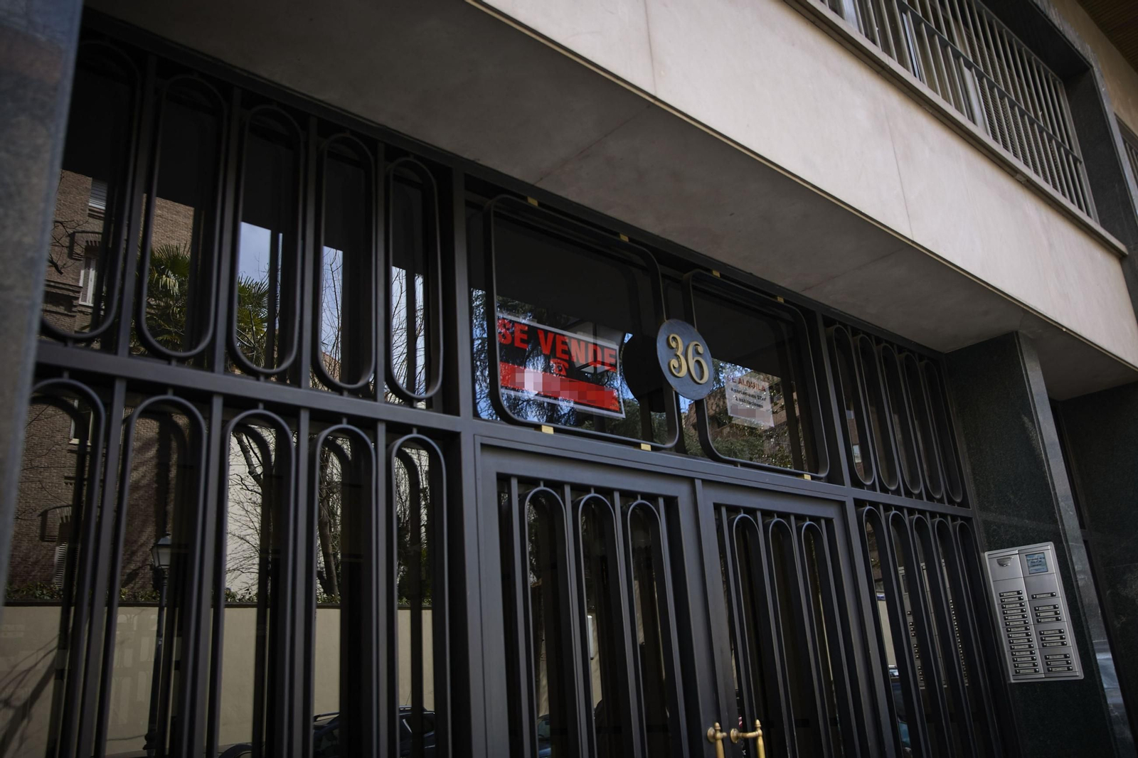 Cartel de 'Se vende' en un edificio.