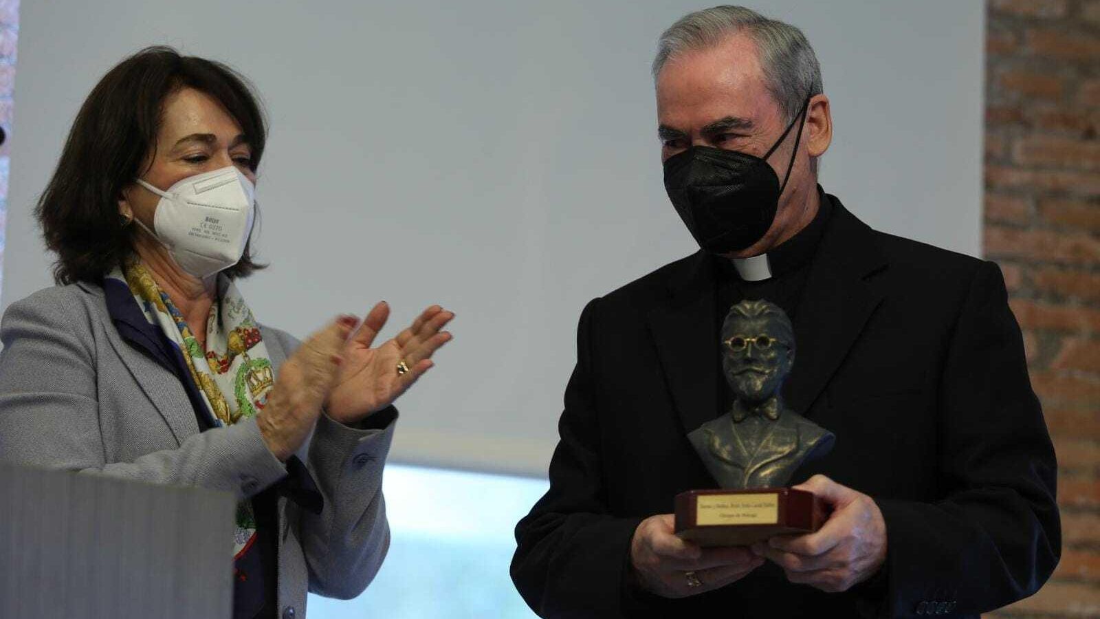 Miren Larrea entrega una escultura de agradecimiento al obispo Jesús Catalá.